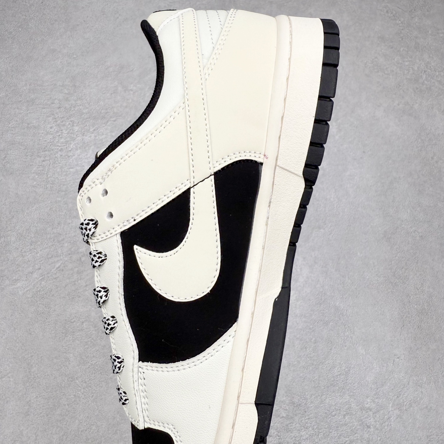 图片[7]-NK Dunk Low 定制配色 CS5288-117 大厂出品 极力推荐 原装头层材料 独家版型蒸餾加工帶來的是更好的视觉和脚感体验大厂纯原品质出货 清洁度 电绣工艺 皮料切割干净无任何毛边 细节完美 实拍调校N版已经零色差零失真 百分百还原实物色彩所见即所得 不存在货不对板色差等低级问题 选购参考实物拍摄 不混卖不参货 只用心做好货严格选品 承诺混一赔十 尺码：36 36.5 37.5 38 38.5 39 40 40.5 41 42 42.5 43 44 44.5 45-选品中心