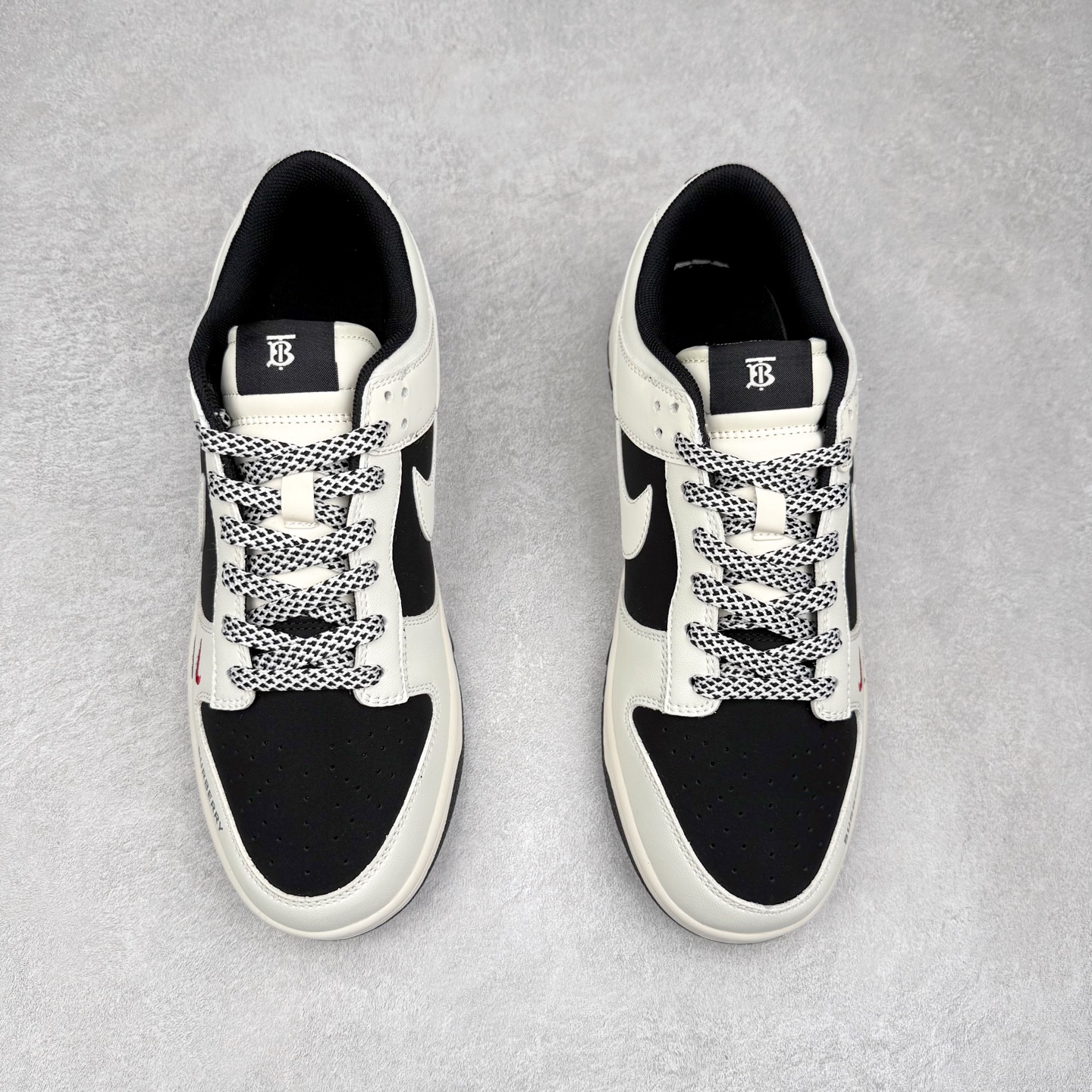 图片[2]-NK Dunk Low 定制配色 CS5288-117 大厂出品 极力推荐 原装头层材料 独家版型蒸餾加工帶來的是更好的视觉和脚感体验大厂纯原品质出货 清洁度 电绣工艺 皮料切割干净无任何毛边 细节完美 实拍调校N版已经零色差零失真 百分百还原实物色彩所见即所得 不存在货不对板色差等低级问题 选购参考实物拍摄 不混卖不参货 只用心做好货严格选品 承诺混一赔十 尺码：36 36.5 37.5 38 38.5 39 40 40.5 41 42 42.5 43 44 44.5 45-选品中心