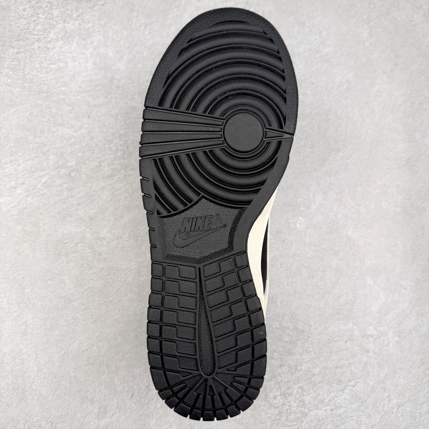 图片[9]-NK Dunk Low 定制配色 CS5288-117 大厂出品 极力推荐 原装头层材料 独家版型蒸餾加工帶來的是更好的视觉和脚感体验大厂纯原品质出货 清洁度 电绣工艺 皮料切割干净无任何毛边 细节完美 实拍调校N版已经零色差零失真 百分百还原实物色彩所见即所得 不存在货不对板色差等低级问题 选购参考实物拍摄 不混卖不参货 只用心做好货严格选品 承诺混一赔十 尺码：36 36.5 37.5 38 38.5 39 40 40.5 41 42 42.5 43 44 44.5 45-选品中心