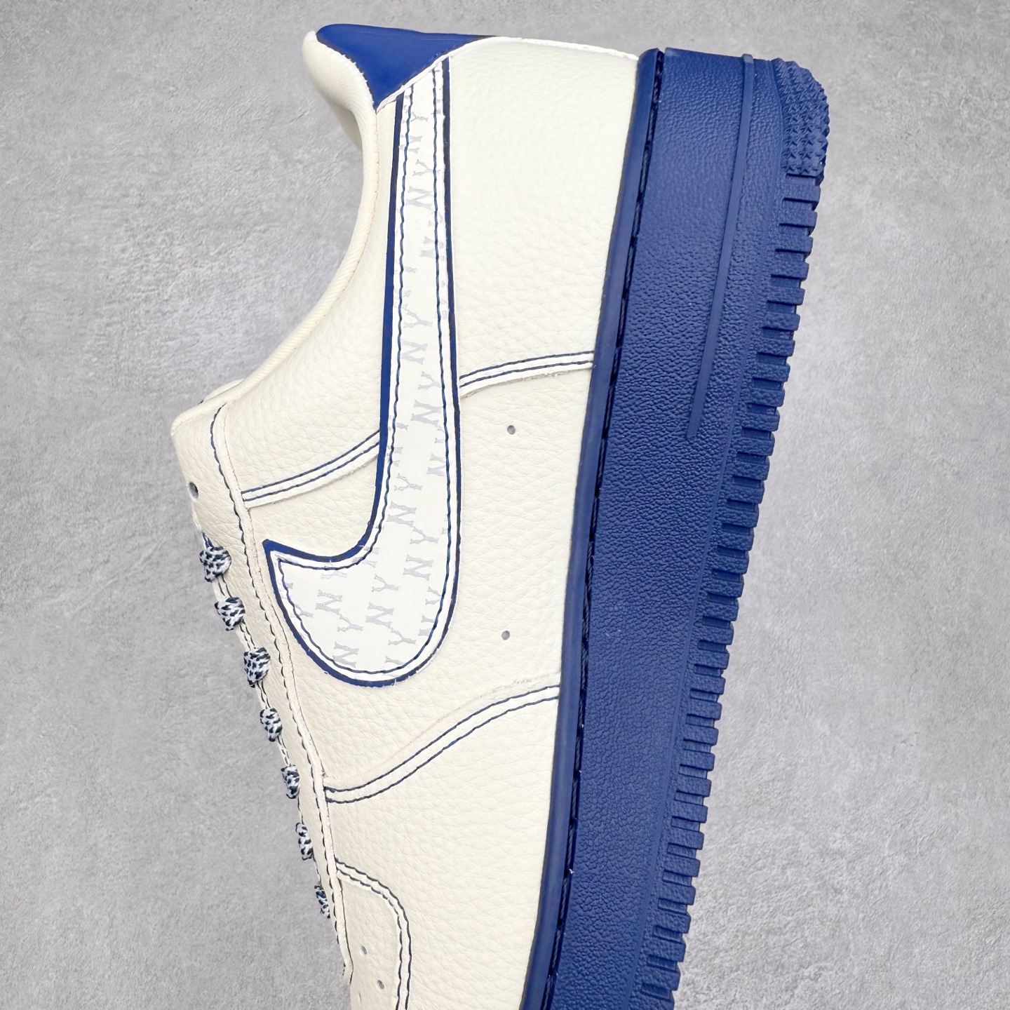 图片[7]-NK Air Force 1´07 Low 空军一号低帮百搭休闲运动板鞋 KJ1688-010 柔软、弹性十足的缓震性能和出色的中底设计 横跨复古与现代的外型结合 造就出风靡全球 三十多年的Force 1 直到今天还深受青睐 实拍调校N版已经零色差零失真 百分百还原实物色彩所见即所得 不存在货不对板色差等低级问题 选购参考实物拍摄 不混卖不参货 只用心做好货严格选品 承诺混一赔十 尺码：36 36.5 37.5 38 38.5 39 40 40.5 41 42 42.5 43 44 44.5 45-选品中心