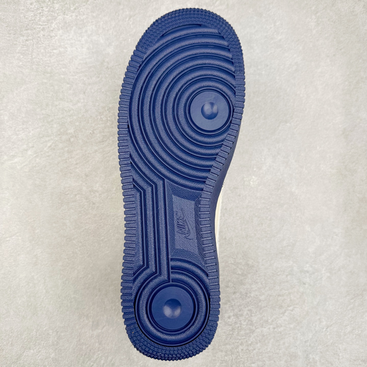 图片[9]-NK Air Force 1´07 Low 空军一号低帮百搭休闲运动板鞋 KJ1688-010 柔软、弹性十足的缓震性能和出色的中底设计 横跨复古与现代的外型结合 造就出风靡全球 三十多年的Force 1 直到今天还深受青睐 实拍调校N版已经零色差零失真 百分百还原实物色彩所见即所得 不存在货不对板色差等低级问题 选购参考实物拍摄 不混卖不参货 只用心做好货严格选品 承诺混一赔十 尺码：36 36.5 37.5 38 38.5 39 40 40.5 41 42 42.5 43 44 44.5 45-选品中心