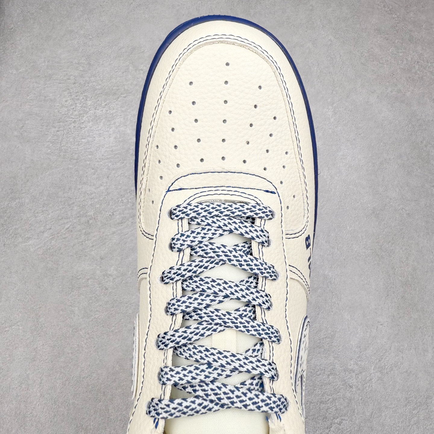 图片[4]-NK Air Force 1´07 Low 空军一号低帮百搭休闲运动板鞋 KJ1688-010 柔软、弹性十足的缓震性能和出色的中底设计 横跨复古与现代的外型结合 造就出风靡全球 三十多年的Force 1 直到今天还深受青睐 实拍调校N版已经零色差零失真 百分百还原实物色彩所见即所得 不存在货不对板色差等低级问题 选购参考实物拍摄 不混卖不参货 只用心做好货严格选品 承诺混一赔十 尺码：36 36.5 37.5 38 38.5 39 40 40.5 41 42 42.5 43 44 44.5 45-选品中心