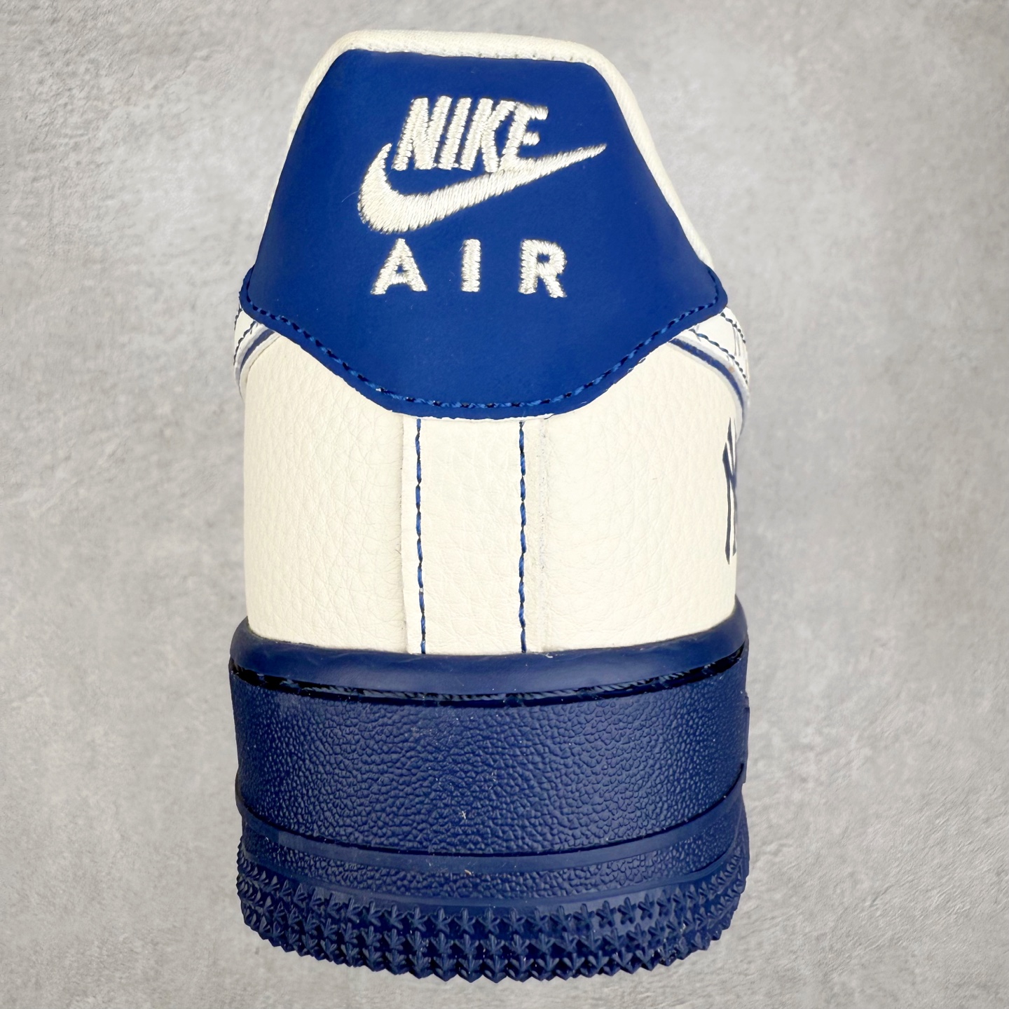 图片[8]-NK Air Force 1´07 Low 空军一号低帮百搭休闲运动板鞋 KJ1688-010 柔软、弹性十足的缓震性能和出色的中底设计 横跨复古与现代的外型结合 造就出风靡全球 三十多年的Force 1 直到今天还深受青睐 实拍调校N版已经零色差零失真 百分百还原实物色彩所见即所得 不存在货不对板色差等低级问题 选购参考实物拍摄 不混卖不参货 只用心做好货严格选品 承诺混一赔十 尺码：36 36.5 37.5 38 38.5 39 40 40.5 41 42 42.5 43 44 44.5 45-选品中心