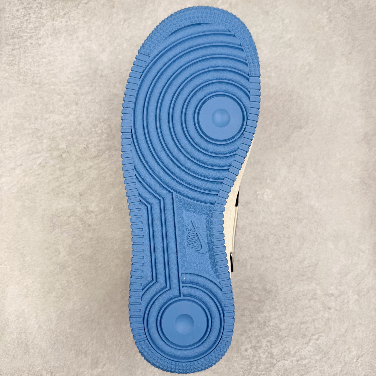 图片[9]-NK Air Force 1´07 Low 空军一号低帮百搭休闲运动板鞋 XS2869-003 柔软、弹性十足的缓震性能和出色的中底设计 横跨复古与现代的外型结合 造就出风靡全球 三十多年的Force 1 直到今天还深受青睐 实拍调校N版已经零色差零失真 百分百还原实物色彩所见即所得 不存在货不对板色差等低级问题 选购参考实物拍摄 不混卖不参货 只用心做好货严格选品 承诺混一赔十 尺码：36 36.5 37.5 38 38.5 39 40 40.5 41 42 42.5 43 44 44.5 45-选品中心