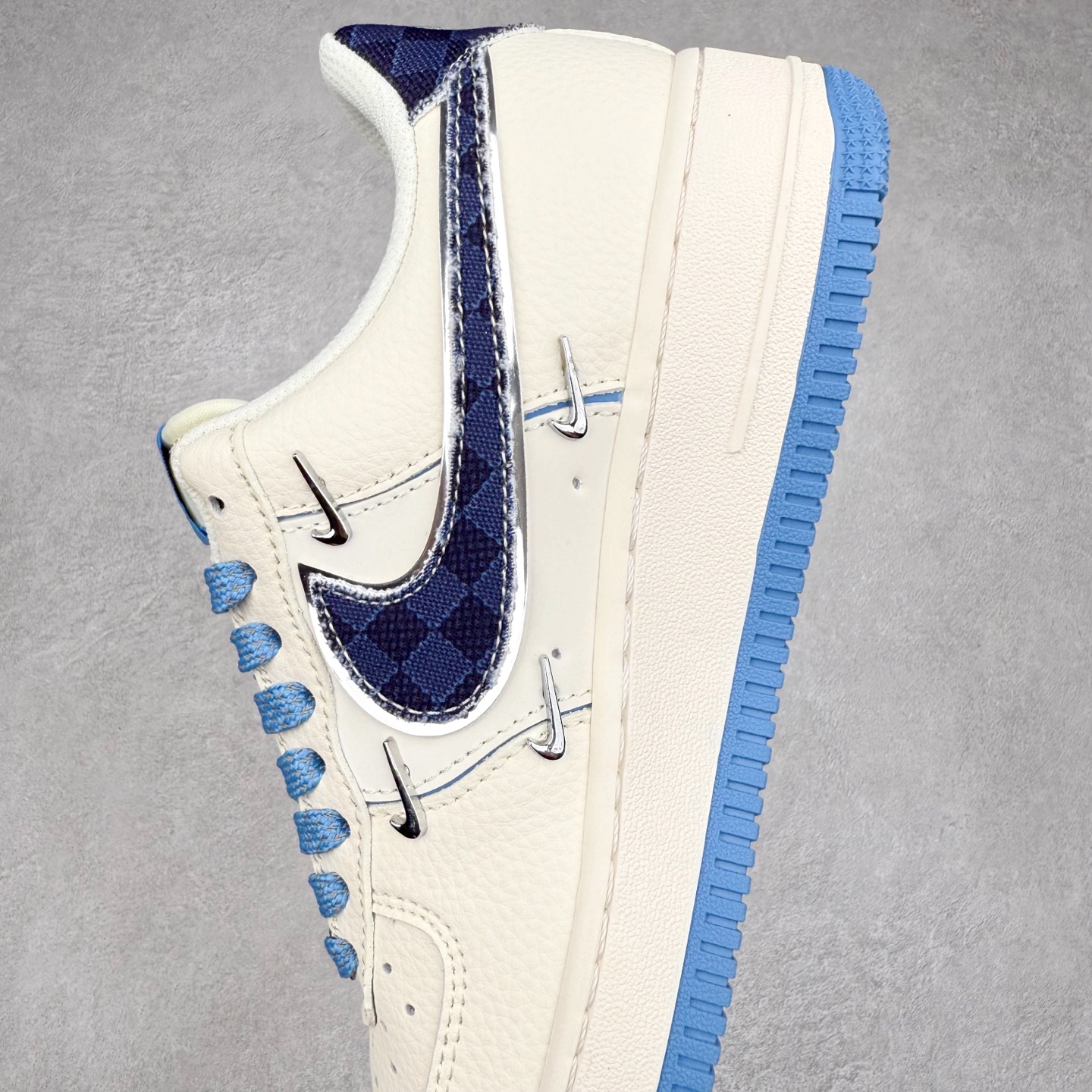 图片[7]-NK Air Force 1´07 Low 空军一号低帮百搭休闲运动板鞋 XS2869-003 柔软、弹性十足的缓震性能和出色的中底设计 横跨复古与现代的外型结合 造就出风靡全球 三十多年的Force 1 直到今天还深受青睐 实拍调校N版已经零色差零失真 百分百还原实物色彩所见即所得 不存在货不对板色差等低级问题 选购参考实物拍摄 不混卖不参货 只用心做好货严格选品 承诺混一赔十 尺码：36 36.5 37.5 38 38.5 39 40 40.5 41 42 42.5 43 44 44.5 45-选品中心