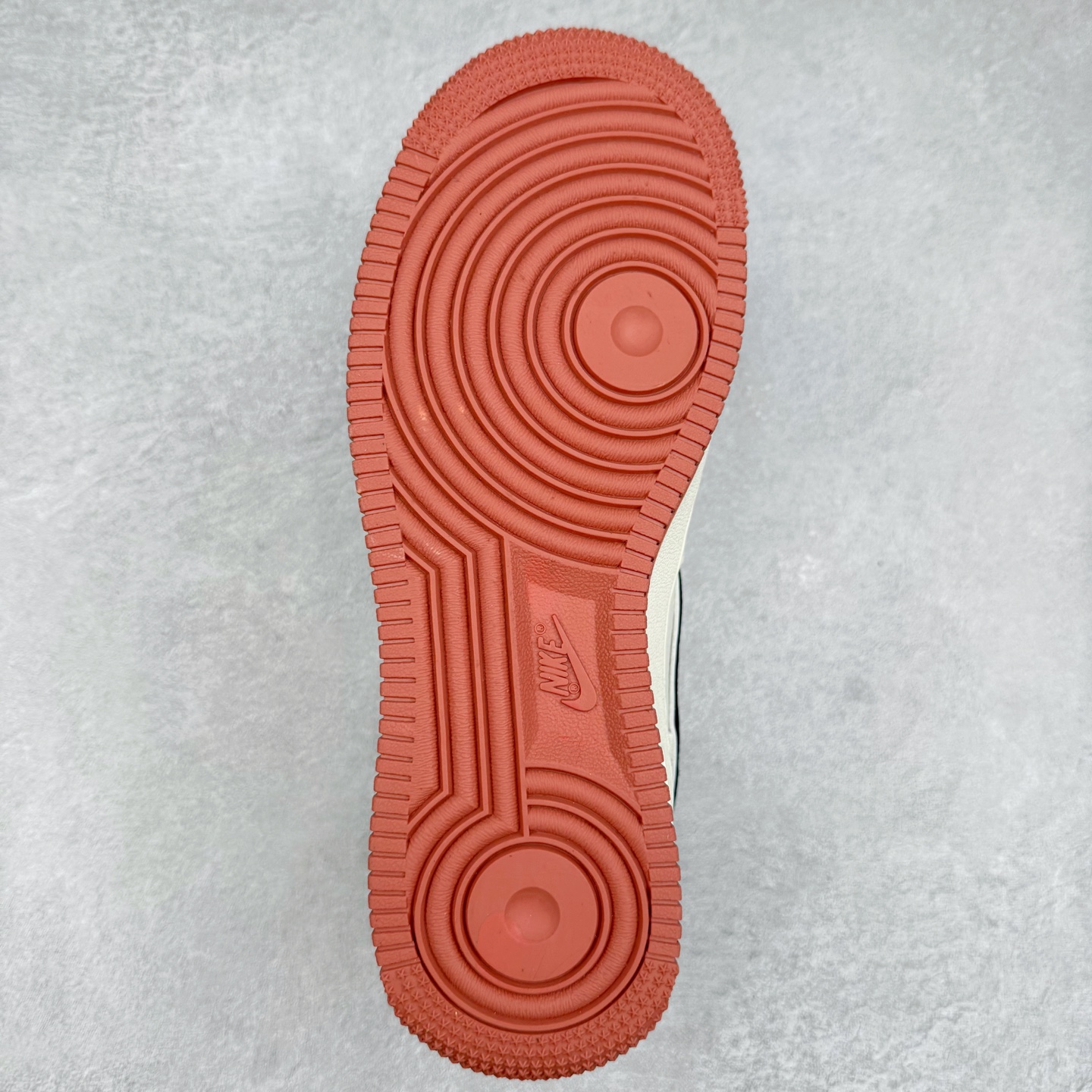 图片[9]-NK Air Force 1´07 Low 空军一号低帮百搭休闲运动板鞋 CS5288-020 柔软、弹性十足的缓震性能和出色的中底设计 横跨复古与现代的外型结合 造就出风靡全球 三十多年的Force 1 直到今天还深受青睐 实拍调校N版已经零色差零失真 百分百还原实物色彩所见即所得 不存在货不对板色差等低级问题 选购参考实物拍摄 不混卖不参货 只用心做好货严格选品 承诺混一赔十 尺码：36 36.5 37.5 38 38.5 39 40 40.5 41 42 42.5 43 44 44.5 45-选品中心