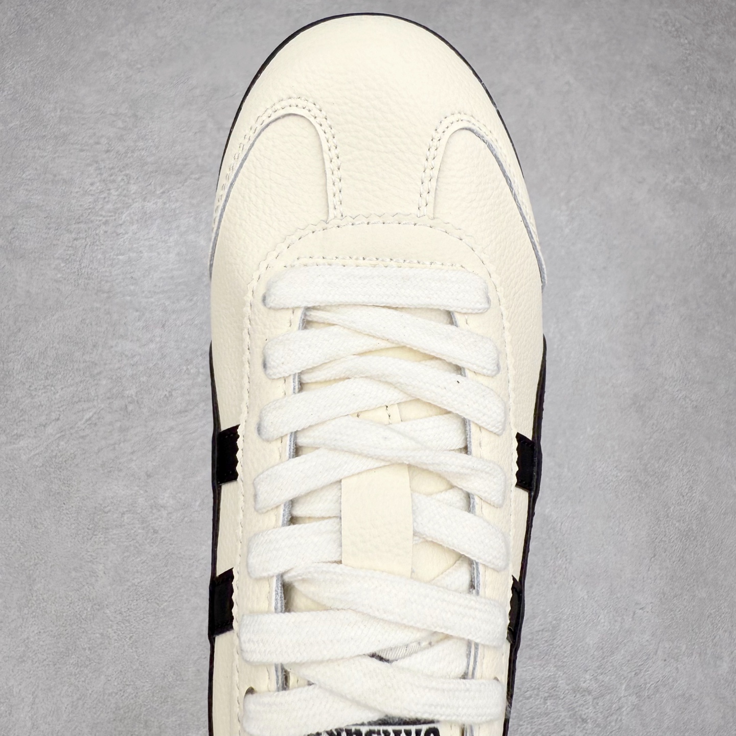 图片[4]-＃纯原福利 Asics Onitsuka Tiger MEXICO 66 亚瑟士鬼冢虎复古经典板鞋 市场最强版本 原厂牛津布加持 海外订单工厂出品 超成熟稳定的做工品控 原装全套纸板楦头开发 原汁原味 完美呈现版型 私模正确鞋底咬花纹路 一比一鞋头弧度高度鞋身弧度 绝不口嗨 细节品控鞋型随意秒杀市面 原档咬花纹路私模大底 一个单元有六个三角形 总体形拼接呈现花瓣状 官方四联吊牌 原装Ortholite轻量化鞋垫 原盒原配 质保卡 说明书 钢印防尘纸 纸板中底带钢印 乳胶组合鞋垫 支持全方位的对比专柜 产品从款式颜色造型上体现出追求舒适和细节的完美 鞋类更是推崇手工制作的严谨与完美 融舒适性与可穿性的设计风格 注重细节的完美和别致魅力 既保持稳重 又不失轻松的时尚感 尺码：36 37 37.5 38 39 39.5 40 40.5 41.5 42 42.5 43.5 44 45-选品中心