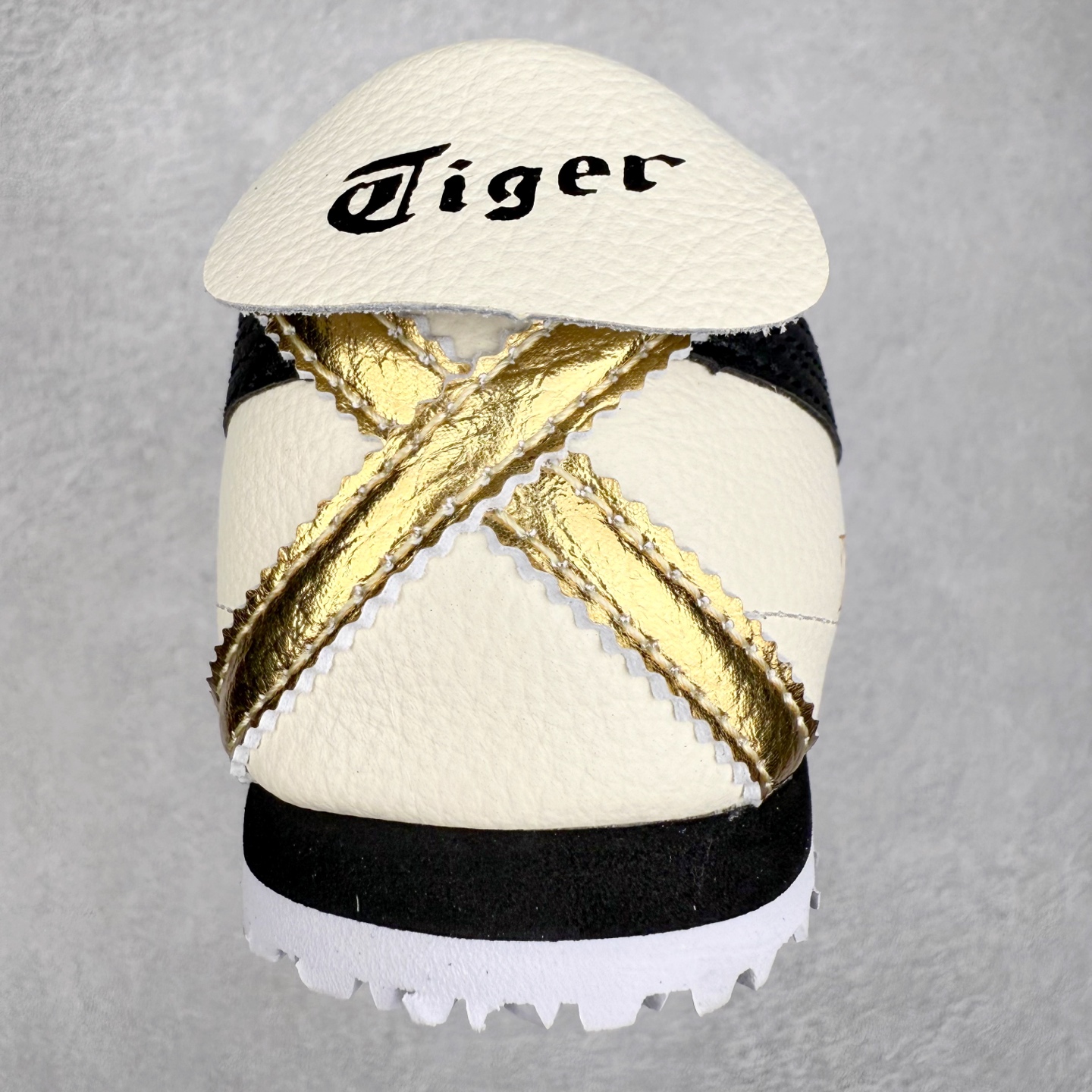 图片[8]-＃纯原福利 Asics Onitsuka Tiger MEXICO 66 亚瑟士鬼冢虎复古经典板鞋 市场最强版本 原厂牛津布加持 海外订单工厂出品 超成熟稳定的做工品控 原装全套纸板楦头开发 原汁原味 完美呈现版型 私模正确鞋底咬花纹路 一比一鞋头弧度高度鞋身弧度 绝不口嗨 细节品控鞋型随意秒杀市面 原档咬花纹路私模大底 一个单元有六个三角形 总体形拼接呈现花瓣状 官方四联吊牌 原装Ortholite轻量化鞋垫 原盒原配 质保卡 说明书 钢印防尘纸 纸板中底带钢印 乳胶组合鞋垫 支持全方位的对比专柜 产品从款式颜色造型上体现出追求舒适和细节的完美 鞋类更是推崇手工制作的严谨与完美 融舒适性与可穿性的设计风格 注重细节的完美和别致魅力 既保持稳重 又不失轻松的时尚感 尺码：36 37 37.5 38 39 39.5 40 40.5 41.5 42 42.5 43.5 44 45-选品中心