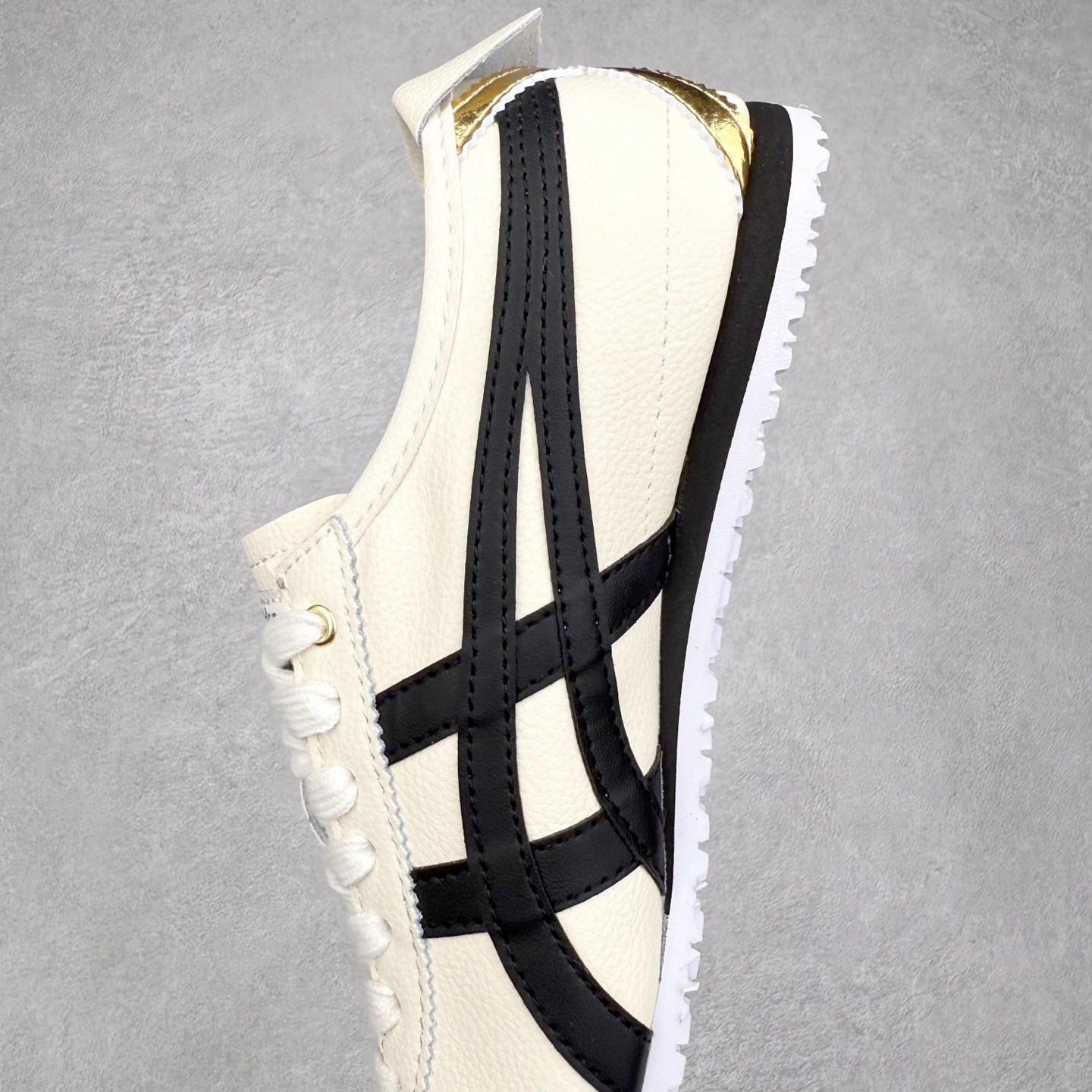 图片[7]-＃纯原福利 Asics Onitsuka Tiger MEXICO 66 亚瑟士鬼冢虎复古经典板鞋 市场最强版本 原厂牛津布加持 海外订单工厂出品 超成熟稳定的做工品控 原装全套纸板楦头开发 原汁原味 完美呈现版型 私模正确鞋底咬花纹路 一比一鞋头弧度高度鞋身弧度 绝不口嗨 细节品控鞋型随意秒杀市面 原档咬花纹路私模大底 一个单元有六个三角形 总体形拼接呈现花瓣状 官方四联吊牌 原装Ortholite轻量化鞋垫 原盒原配 质保卡 说明书 钢印防尘纸 纸板中底带钢印 乳胶组合鞋垫 支持全方位的对比专柜 产品从款式颜色造型上体现出追求舒适和细节的完美 鞋类更是推崇手工制作的严谨与完美 融舒适性与可穿性的设计风格 注重细节的完美和别致魅力 既保持稳重 又不失轻松的时尚感 尺码：36 37 37.5 38 39 39.5 40 40.5 41.5 42 42.5 43.5 44 45-选品中心