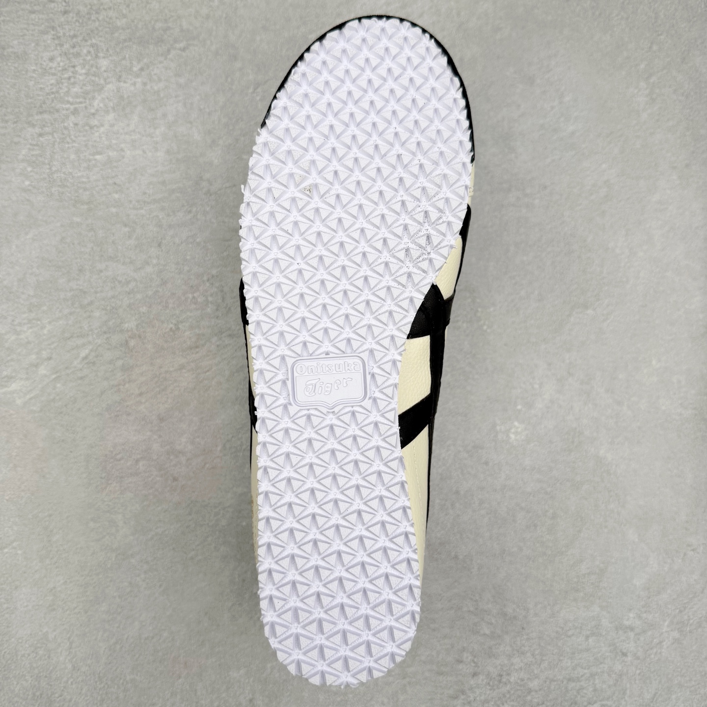 图片[9]-＃纯原福利 Asics Onitsuka Tiger MEXICO 66 亚瑟士鬼冢虎复古经典板鞋 市场最强版本 原厂牛津布加持 海外订单工厂出品 超成熟稳定的做工品控 原装全套纸板楦头开发 原汁原味 完美呈现版型 私模正确鞋底咬花纹路 一比一鞋头弧度高度鞋身弧度 绝不口嗨 细节品控鞋型随意秒杀市面 原档咬花纹路私模大底 一个单元有六个三角形 总体形拼接呈现花瓣状 官方四联吊牌 原装Ortholite轻量化鞋垫 原盒原配 质保卡 说明书 钢印防尘纸 纸板中底带钢印 乳胶组合鞋垫 支持全方位的对比专柜 产品从款式颜色造型上体现出追求舒适和细节的完美 鞋类更是推崇手工制作的严谨与完美 融舒适性与可穿性的设计风格 注重细节的完美和别致魅力 既保持稳重 又不失轻松的时尚感 尺码：36 37 37.5 38 39 39.5 40 40.5 41.5 42 42.5 43.5 44 45-选品中心