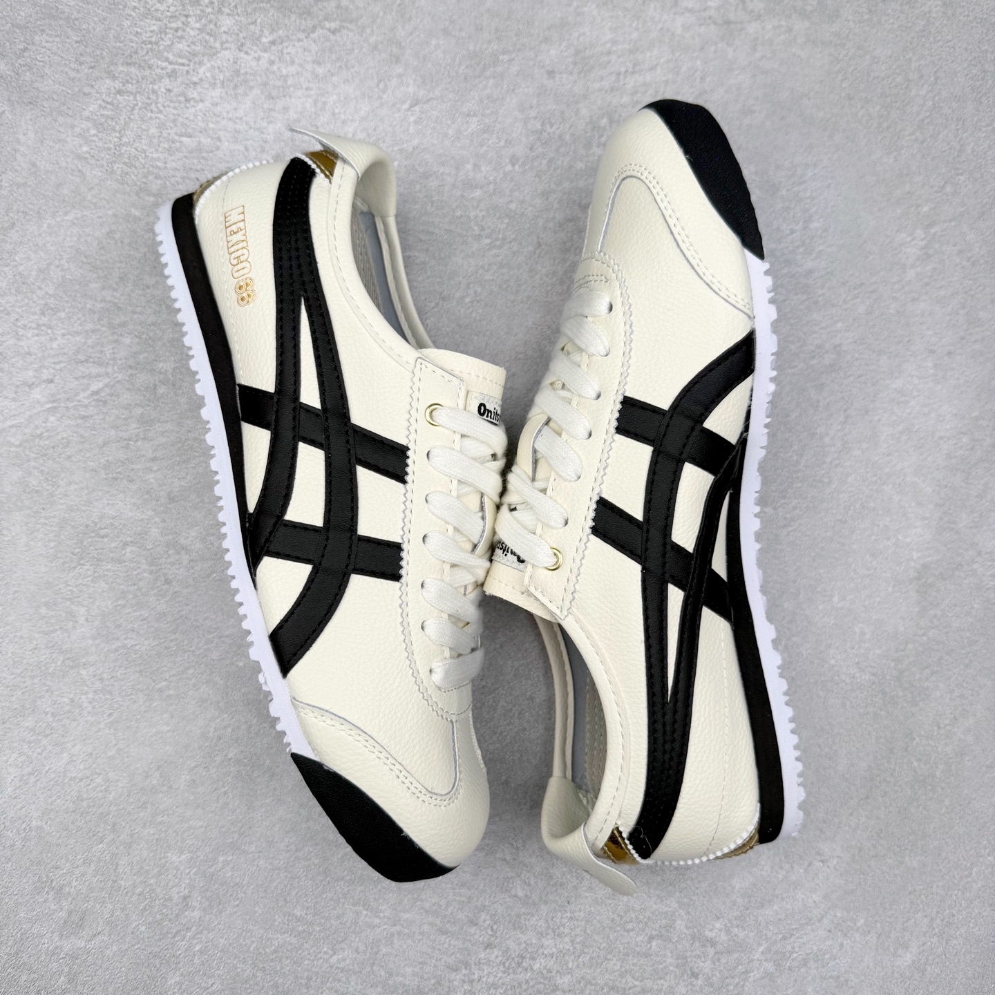 图片[3]-＃纯原福利 Asics Onitsuka Tiger MEXICO 66 亚瑟士鬼冢虎复古经典板鞋 市场最强版本 原厂牛津布加持 海外订单工厂出品 超成熟稳定的做工品控 原装全套纸板楦头开发 原汁原味 完美呈现版型 私模正确鞋底咬花纹路 一比一鞋头弧度高度鞋身弧度 绝不口嗨 细节品控鞋型随意秒杀市面 原档咬花纹路私模大底 一个单元有六个三角形 总体形拼接呈现花瓣状 官方四联吊牌 原装Ortholite轻量化鞋垫 原盒原配 质保卡 说明书 钢印防尘纸 纸板中底带钢印 乳胶组合鞋垫 支持全方位的对比专柜 产品从款式颜色造型上体现出追求舒适和细节的完美 鞋类更是推崇手工制作的严谨与完美 融舒适性与可穿性的设计风格 注重细节的完美和别致魅力 既保持稳重 又不失轻松的时尚感 尺码：36 37 37.5 38 39 39.5 40 40.5 41.5 42 42.5 43.5 44 45-选品中心