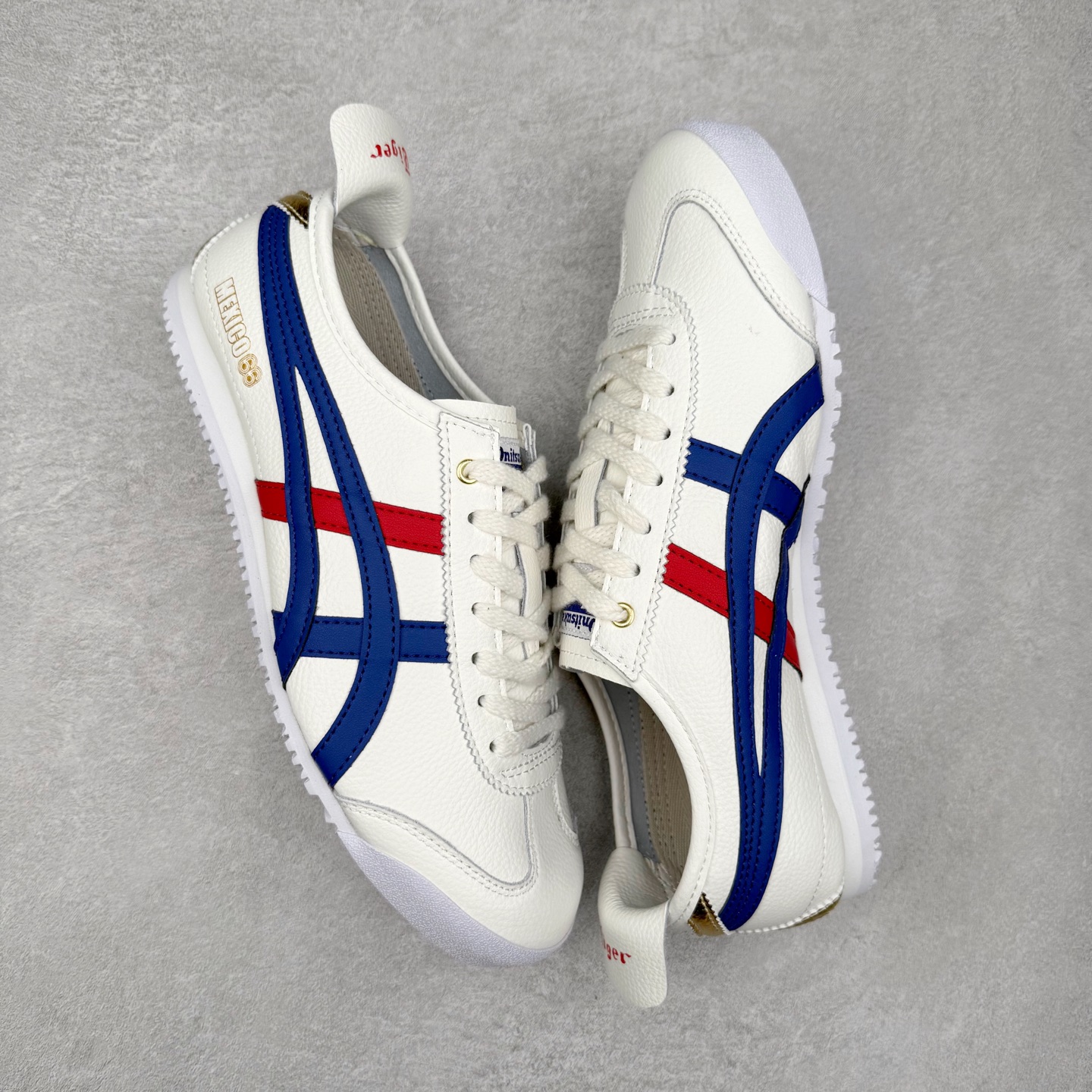 图片[3]-＃纯原福利 Asics Onitsuka Tiger MEXICO 66 亚瑟士鬼冢虎复古经典板鞋 市场最强版本 原厂牛津布加持 海外订单工厂出品 超成熟稳定的做工品控 原装全套纸板楦头开发 原汁原味 完美呈现版型 私模正确鞋底咬花纹路 一比一鞋头弧度高度鞋身弧度 绝不口嗨 细节品控鞋型随意秒杀市面 原档咬花纹路私模大底 一个单元有六个三角形 总体形拼接呈现花瓣状 官方四联吊牌 原装Ortholite轻量化鞋垫 原盒原配 质保卡 说明书 钢印防尘纸 纸板中底带钢印 乳胶组合鞋垫 支持全方位的对比专柜 产品从款式颜色造型上体现出追求舒适和细节的完美 鞋类更是推崇手工制作的严谨与完美 融舒适性与可穿性的设计风格 注重细节的完美和别致魅力 既保持稳重 又不失轻松的时尚感 尺码：36 37 37.5 38 39 39.5 40 40.5 41.5 42 42.5 43.5 44 45-选品中心