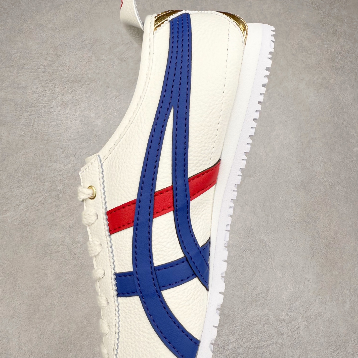 图片[7]-＃纯原福利 Asics Onitsuka Tiger MEXICO 66 亚瑟士鬼冢虎复古经典板鞋 市场最强版本 原厂牛津布加持 海外订单工厂出品 超成熟稳定的做工品控 原装全套纸板楦头开发 原汁原味 完美呈现版型 私模正确鞋底咬花纹路 一比一鞋头弧度高度鞋身弧度 绝不口嗨 细节品控鞋型随意秒杀市面 原档咬花纹路私模大底 一个单元有六个三角形 总体形拼接呈现花瓣状 官方四联吊牌 原装Ortholite轻量化鞋垫 原盒原配 质保卡 说明书 钢印防尘纸 纸板中底带钢印 乳胶组合鞋垫 支持全方位的对比专柜 产品从款式颜色造型上体现出追求舒适和细节的完美 鞋类更是推崇手工制作的严谨与完美 融舒适性与可穿性的设计风格 注重细节的完美和别致魅力 既保持稳重 又不失轻松的时尚感 尺码：36 37 37.5 38 39 39.5 40 40.5 41.5 42 42.5 43.5 44 45-选品中心