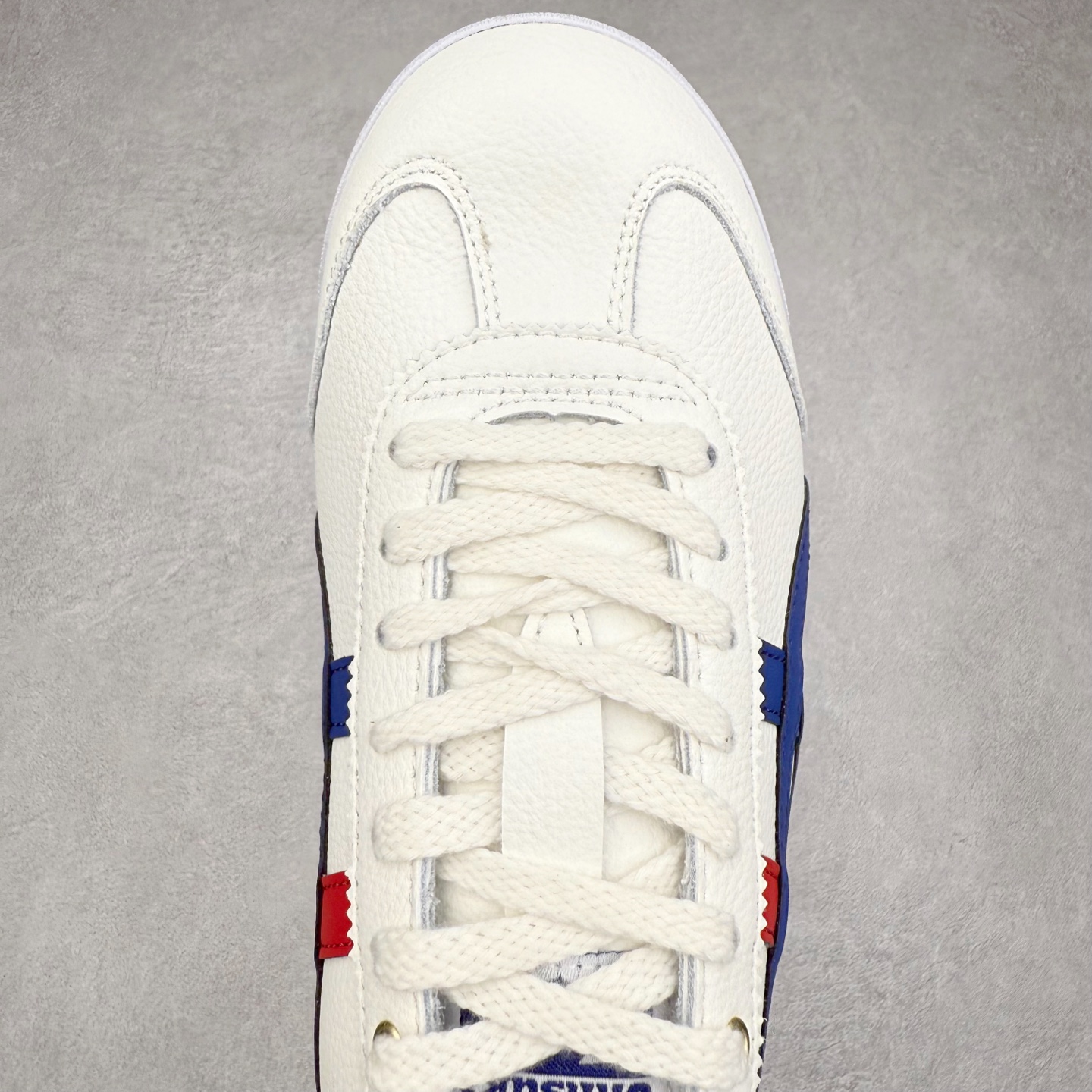 图片[4]-＃纯原福利 Asics Onitsuka Tiger MEXICO 66 亚瑟士鬼冢虎复古经典板鞋 市场最强版本 原厂牛津布加持 海外订单工厂出品 超成熟稳定的做工品控 原装全套纸板楦头开发 原汁原味 完美呈现版型 私模正确鞋底咬花纹路 一比一鞋头弧度高度鞋身弧度 绝不口嗨 细节品控鞋型随意秒杀市面 原档咬花纹路私模大底 一个单元有六个三角形 总体形拼接呈现花瓣状 官方四联吊牌 原装Ortholite轻量化鞋垫 原盒原配 质保卡 说明书 钢印防尘纸 纸板中底带钢印 乳胶组合鞋垫 支持全方位的对比专柜 产品从款式颜色造型上体现出追求舒适和细节的完美 鞋类更是推崇手工制作的严谨与完美 融舒适性与可穿性的设计风格 注重细节的完美和别致魅力 既保持稳重 又不失轻松的时尚感 尺码：36 37 37.5 38 39 39.5 40 40.5 41.5 42 42.5 43.5 44 45-选品中心