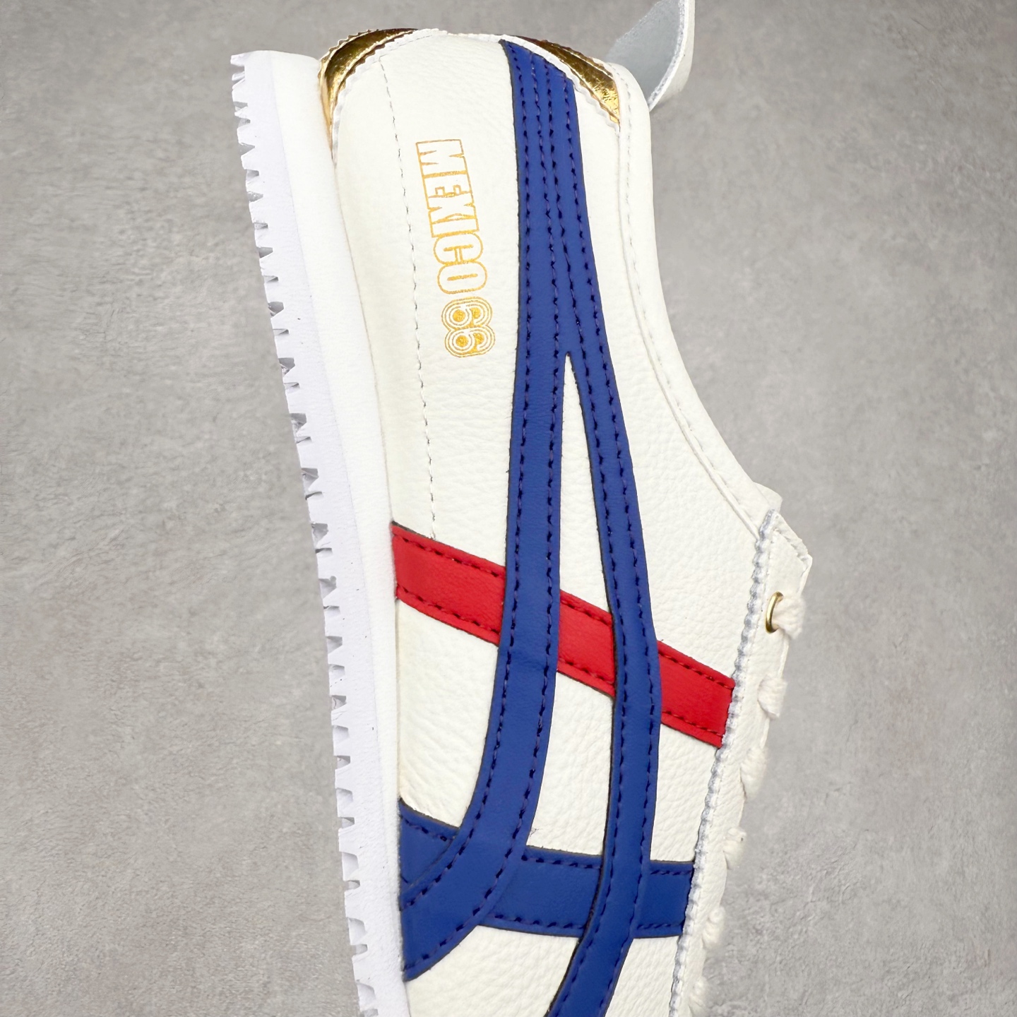 图片[6]-＃纯原福利 Asics Onitsuka Tiger MEXICO 66 亚瑟士鬼冢虎复古经典板鞋 市场最强版本 原厂牛津布加持 海外订单工厂出品 超成熟稳定的做工品控 原装全套纸板楦头开发 原汁原味 完美呈现版型 私模正确鞋底咬花纹路 一比一鞋头弧度高度鞋身弧度 绝不口嗨 细节品控鞋型随意秒杀市面 原档咬花纹路私模大底 一个单元有六个三角形 总体形拼接呈现花瓣状 官方四联吊牌 原装Ortholite轻量化鞋垫 原盒原配 质保卡 说明书 钢印防尘纸 纸板中底带钢印 乳胶组合鞋垫 支持全方位的对比专柜 产品从款式颜色造型上体现出追求舒适和细节的完美 鞋类更是推崇手工制作的严谨与完美 融舒适性与可穿性的设计风格 注重细节的完美和别致魅力 既保持稳重 又不失轻松的时尚感 尺码：36 37 37.5 38 39 39.5 40 40.5 41.5 42 42.5 43.5 44 45-选品中心