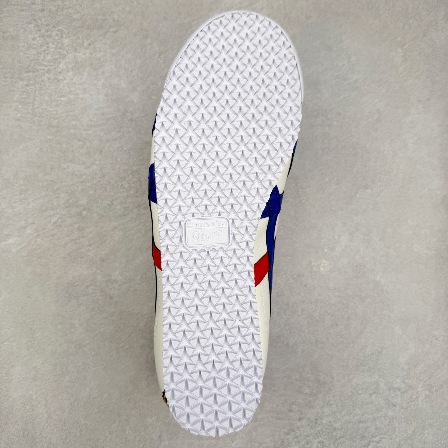 图片[9]-＃纯原福利 Asics Onitsuka Tiger MEXICO 66 亚瑟士鬼冢虎复古经典板鞋 市场最强版本 原厂牛津布加持 海外订单工厂出品 超成熟稳定的做工品控 原装全套纸板楦头开发 原汁原味 完美呈现版型 私模正确鞋底咬花纹路 一比一鞋头弧度高度鞋身弧度 绝不口嗨 细节品控鞋型随意秒杀市面 原档咬花纹路私模大底 一个单元有六个三角形 总体形拼接呈现花瓣状 官方四联吊牌 原装Ortholite轻量化鞋垫 原盒原配 质保卡 说明书 钢印防尘纸 纸板中底带钢印 乳胶组合鞋垫 支持全方位的对比专柜 产品从款式颜色造型上体现出追求舒适和细节的完美 鞋类更是推崇手工制作的严谨与完美 融舒适性与可穿性的设计风格 注重细节的完美和别致魅力 既保持稳重 又不失轻松的时尚感 尺码：36 37 37.5 38 39 39.5 40 40.5 41.5 42 42.5 43.5 44 45-选品中心