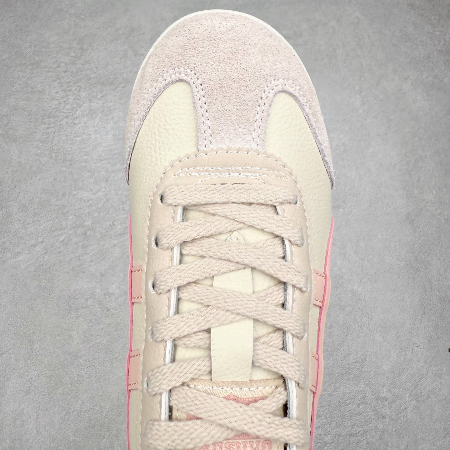 图片[4]-＃纯原福利 Asics Onitsuka Tiger MEXICO 66 亚瑟士鬼冢虎复古经典板鞋 市场最强版本 原厂牛津布加持 海外订单工厂出品 超成熟稳定的做工品控 原装全套纸板楦头开发 原汁原味 完美呈现版型 私模正确鞋底咬花纹路 一比一鞋头弧度高度鞋身弧度 绝不口嗨 细节品控鞋型随意秒杀市面 原档咬花纹路私模大底 一个单元有六个三角形 总体形拼接呈现花瓣状 官方四联吊牌 原装Ortholite轻量化鞋垫 原盒原配 质保卡 说明书 钢印防尘纸 纸板中底带钢印 乳胶组合鞋垫 支持全方位的对比专柜 产品从款式颜色造型上体现出追求舒适和细节的完美 鞋类更是推崇手工制作的严谨与完美 融舒适性与可穿性的设计风格 注重细节的完美和别致魅力 既保持稳重 又不失轻松的时尚感 尺码：36 37 37.5 38 39 39.5 40 40.5 41.5 42 42.5 43.5 44 45-选品中心