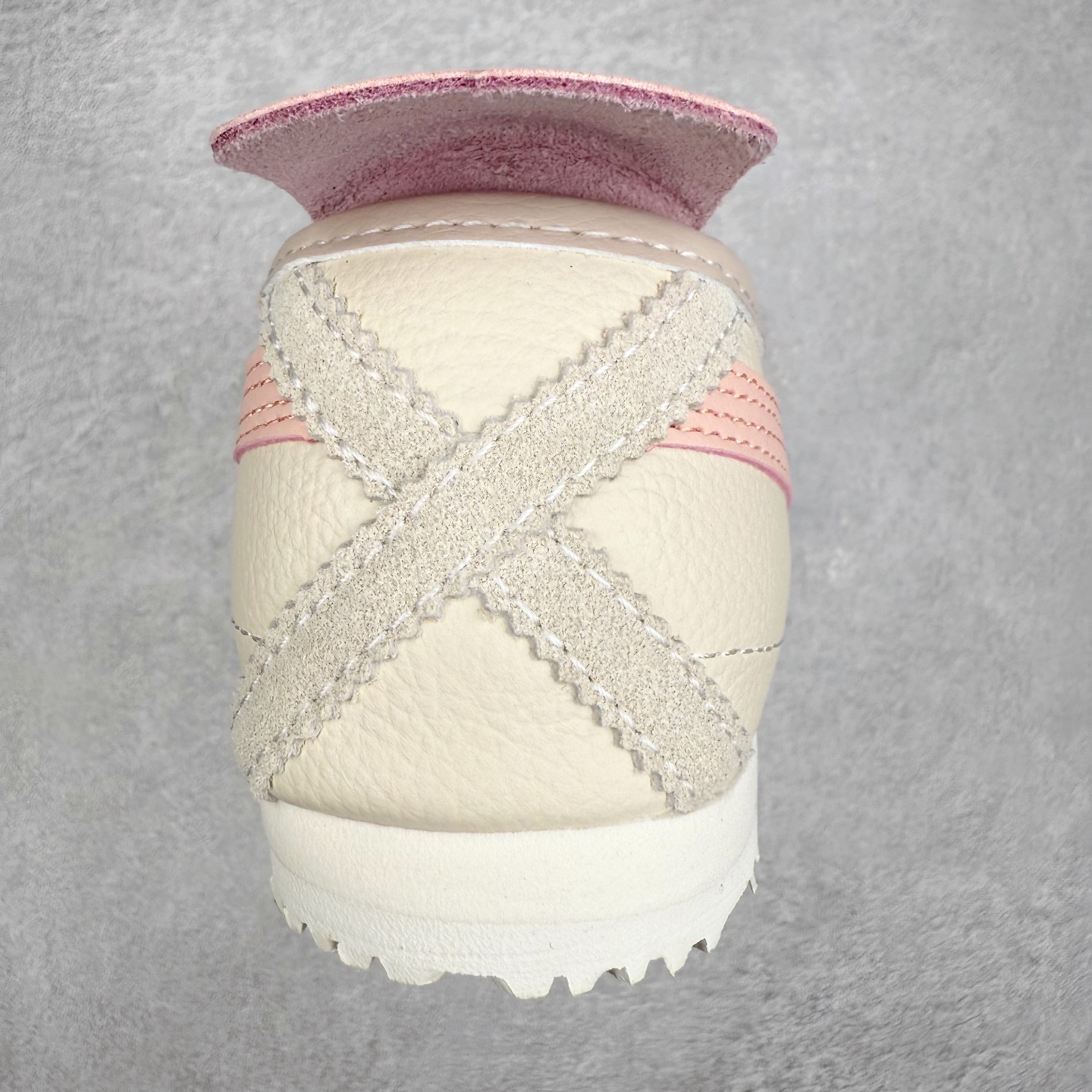 图片[8]-＃纯原福利 Asics Onitsuka Tiger MEXICO 66 亚瑟士鬼冢虎复古经典板鞋 市场最强版本 原厂牛津布加持 海外订单工厂出品 超成熟稳定的做工品控 原装全套纸板楦头开发 原汁原味 完美呈现版型 私模正确鞋底咬花纹路 一比一鞋头弧度高度鞋身弧度 绝不口嗨 细节品控鞋型随意秒杀市面 原档咬花纹路私模大底 一个单元有六个三角形 总体形拼接呈现花瓣状 官方四联吊牌 原装Ortholite轻量化鞋垫 原盒原配 质保卡 说明书 钢印防尘纸 纸板中底带钢印 乳胶组合鞋垫 支持全方位的对比专柜 产品从款式颜色造型上体现出追求舒适和细节的完美 鞋类更是推崇手工制作的严谨与完美 融舒适性与可穿性的设计风格 注重细节的完美和别致魅力 既保持稳重 又不失轻松的时尚感 尺码：36 37 37.5 38 39 39.5 40 40.5 41.5 42 42.5 43.5 44 45-选品中心