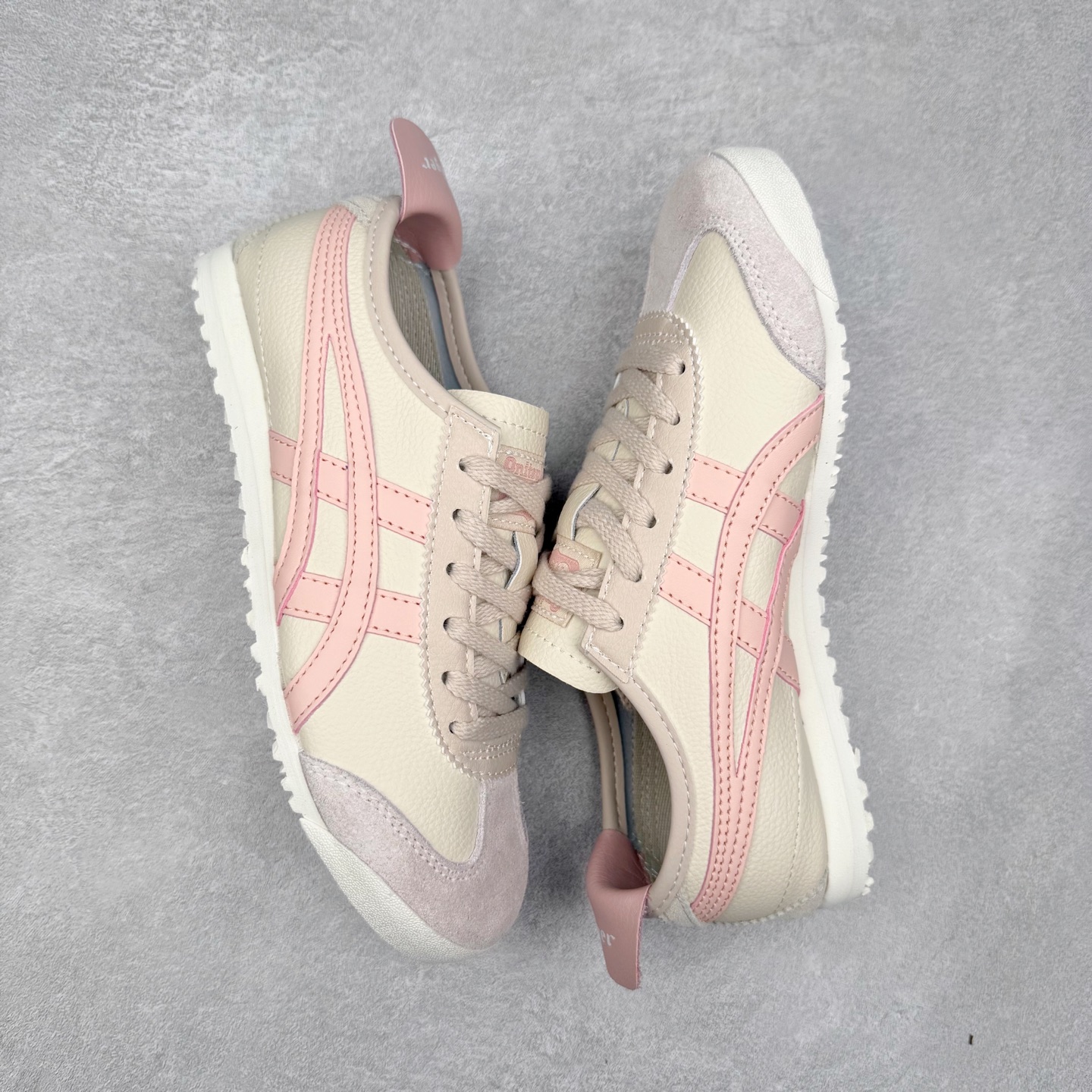 图片[3]-＃纯原福利 Asics Onitsuka Tiger MEXICO 66 亚瑟士鬼冢虎复古经典板鞋 市场最强版本 原厂牛津布加持 海外订单工厂出品 超成熟稳定的做工品控 原装全套纸板楦头开发 原汁原味 完美呈现版型 私模正确鞋底咬花纹路 一比一鞋头弧度高度鞋身弧度 绝不口嗨 细节品控鞋型随意秒杀市面 原档咬花纹路私模大底 一个单元有六个三角形 总体形拼接呈现花瓣状 官方四联吊牌 原装Ortholite轻量化鞋垫 原盒原配 质保卡 说明书 钢印防尘纸 纸板中底带钢印 乳胶组合鞋垫 支持全方位的对比专柜 产品从款式颜色造型上体现出追求舒适和细节的完美 鞋类更是推崇手工制作的严谨与完美 融舒适性与可穿性的设计风格 注重细节的完美和别致魅力 既保持稳重 又不失轻松的时尚感 尺码：36 37 37.5 38 39 39.5 40 40.5 41.5 42 42.5 43.5 44 45-选品中心