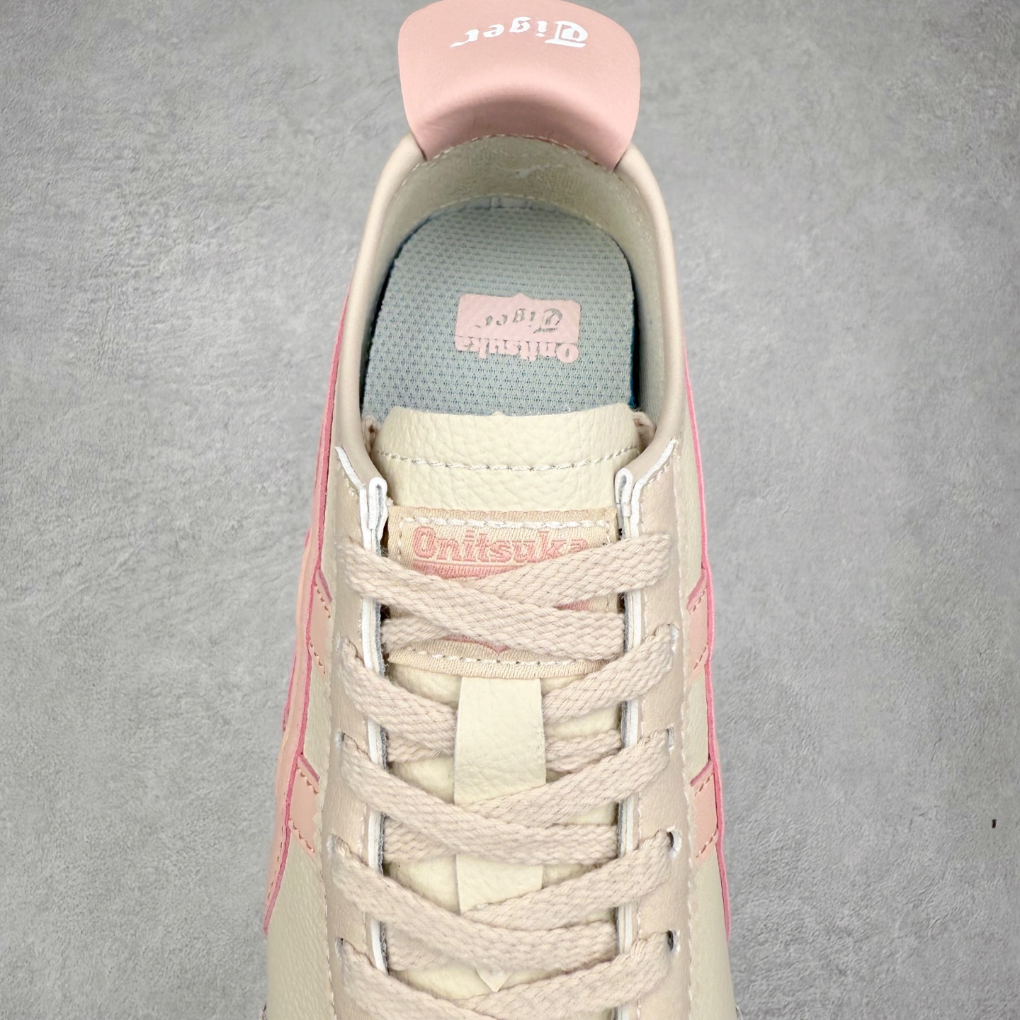 图片[5]-＃纯原福利 Asics Onitsuka Tiger MEXICO 66 亚瑟士鬼冢虎复古经典板鞋 市场最强版本 原厂牛津布加持 海外订单工厂出品 超成熟稳定的做工品控 原装全套纸板楦头开发 原汁原味 完美呈现版型 私模正确鞋底咬花纹路 一比一鞋头弧度高度鞋身弧度 绝不口嗨 细节品控鞋型随意秒杀市面 原档咬花纹路私模大底 一个单元有六个三角形 总体形拼接呈现花瓣状 官方四联吊牌 原装Ortholite轻量化鞋垫 原盒原配 质保卡 说明书 钢印防尘纸 纸板中底带钢印 乳胶组合鞋垫 支持全方位的对比专柜 产品从款式颜色造型上体现出追求舒适和细节的完美 鞋类更是推崇手工制作的严谨与完美 融舒适性与可穿性的设计风格 注重细节的完美和别致魅力 既保持稳重 又不失轻松的时尚感 尺码：36 37 37.5 38 39 39.5 40 40.5 41.5 42 42.5 43.5 44 45-选品中心