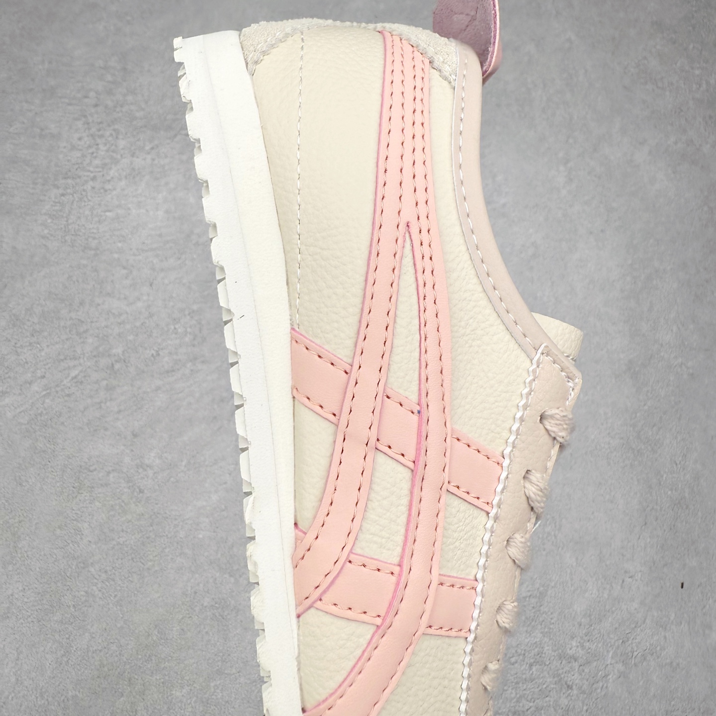 图片[6]-＃纯原福利 Asics Onitsuka Tiger MEXICO 66 亚瑟士鬼冢虎复古经典板鞋 市场最强版本 原厂牛津布加持 海外订单工厂出品 超成熟稳定的做工品控 原装全套纸板楦头开发 原汁原味 完美呈现版型 私模正确鞋底咬花纹路 一比一鞋头弧度高度鞋身弧度 绝不口嗨 细节品控鞋型随意秒杀市面 原档咬花纹路私模大底 一个单元有六个三角形 总体形拼接呈现花瓣状 官方四联吊牌 原装Ortholite轻量化鞋垫 原盒原配 质保卡 说明书 钢印防尘纸 纸板中底带钢印 乳胶组合鞋垫 支持全方位的对比专柜 产品从款式颜色造型上体现出追求舒适和细节的完美 鞋类更是推崇手工制作的严谨与完美 融舒适性与可穿性的设计风格 注重细节的完美和别致魅力 既保持稳重 又不失轻松的时尚感 尺码：36 37 37.5 38 39 39.5 40 40.5 41.5 42 42.5 43.5 44 45-选品中心