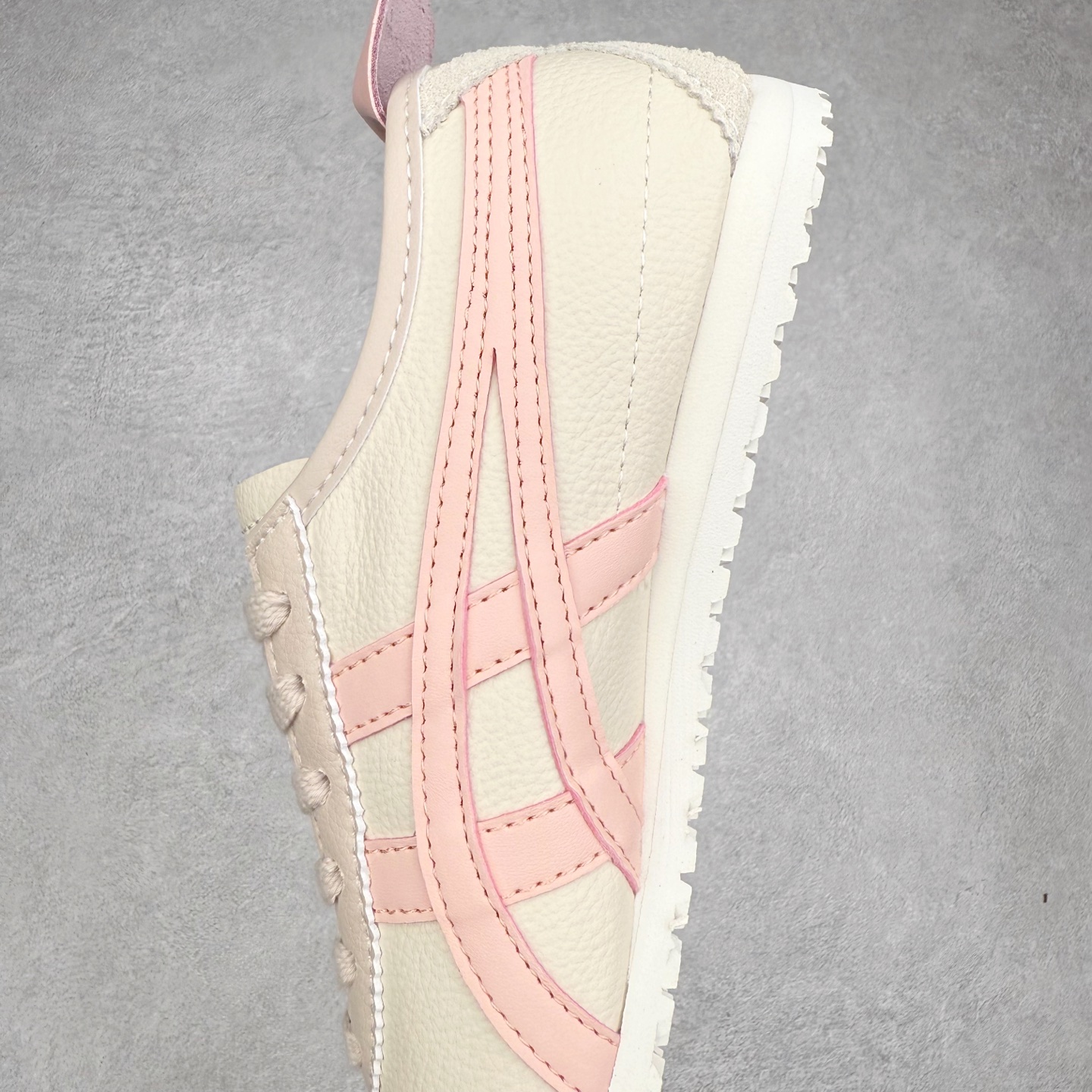 图片[7]-＃纯原福利 Asics Onitsuka Tiger MEXICO 66 亚瑟士鬼冢虎复古经典板鞋 市场最强版本 原厂牛津布加持 海外订单工厂出品 超成熟稳定的做工品控 原装全套纸板楦头开发 原汁原味 完美呈现版型 私模正确鞋底咬花纹路 一比一鞋头弧度高度鞋身弧度 绝不口嗨 细节品控鞋型随意秒杀市面 原档咬花纹路私模大底 一个单元有六个三角形 总体形拼接呈现花瓣状 官方四联吊牌 原装Ortholite轻量化鞋垫 原盒原配 质保卡 说明书 钢印防尘纸 纸板中底带钢印 乳胶组合鞋垫 支持全方位的对比专柜 产品从款式颜色造型上体现出追求舒适和细节的完美 鞋类更是推崇手工制作的严谨与完美 融舒适性与可穿性的设计风格 注重细节的完美和别致魅力 既保持稳重 又不失轻松的时尚感 尺码：36 37 37.5 38 39 39.5 40 40.5 41.5 42 42.5 43.5 44 45-选品中心