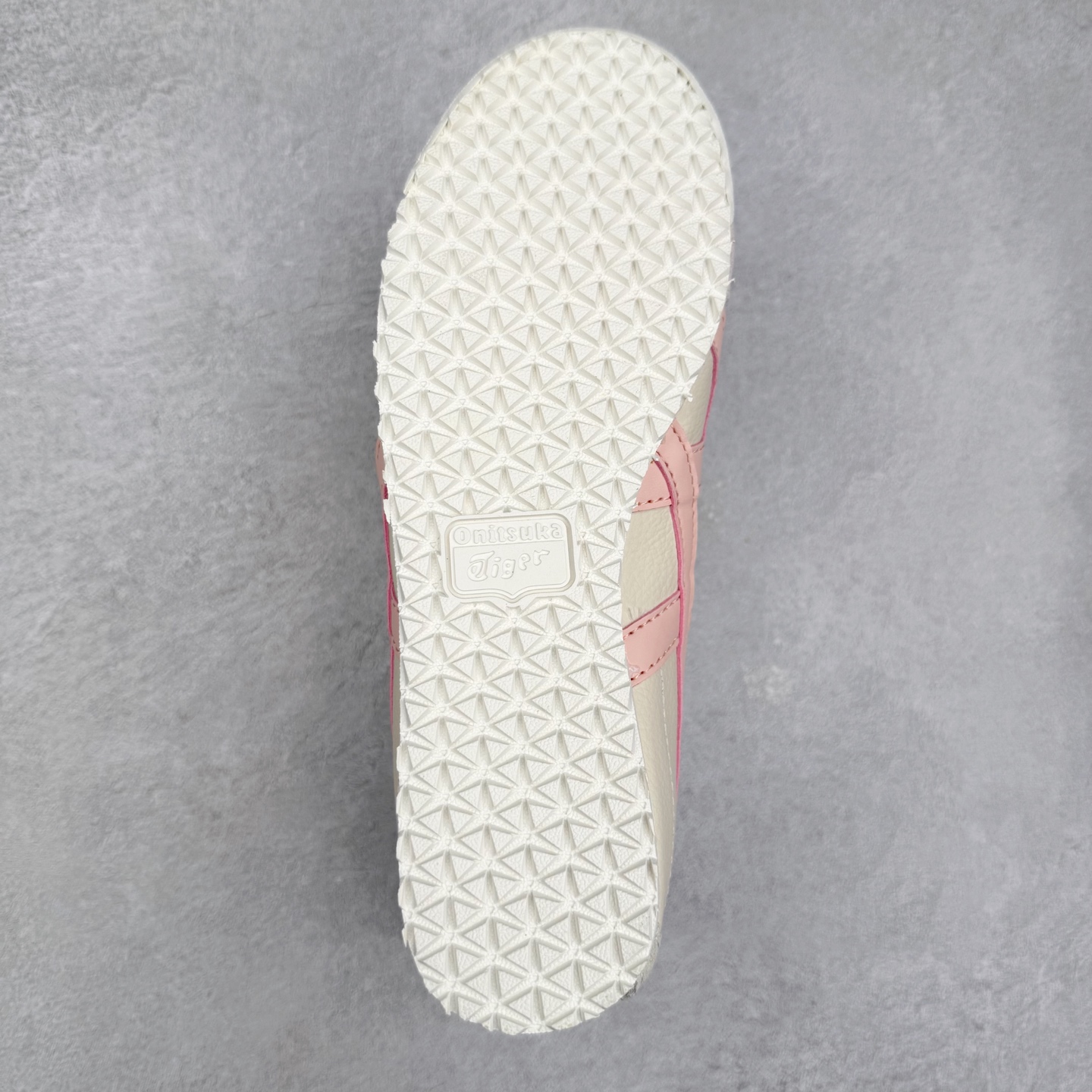 图片[9]-＃纯原福利 Asics Onitsuka Tiger MEXICO 66 亚瑟士鬼冢虎复古经典板鞋 市场最强版本 原厂牛津布加持 海外订单工厂出品 超成熟稳定的做工品控 原装全套纸板楦头开发 原汁原味 完美呈现版型 私模正确鞋底咬花纹路 一比一鞋头弧度高度鞋身弧度 绝不口嗨 细节品控鞋型随意秒杀市面 原档咬花纹路私模大底 一个单元有六个三角形 总体形拼接呈现花瓣状 官方四联吊牌 原装Ortholite轻量化鞋垫 原盒原配 质保卡 说明书 钢印防尘纸 纸板中底带钢印 乳胶组合鞋垫 支持全方位的对比专柜 产品从款式颜色造型上体现出追求舒适和细节的完美 鞋类更是推崇手工制作的严谨与完美 融舒适性与可穿性的设计风格 注重细节的完美和别致魅力 既保持稳重 又不失轻松的时尚感 尺码：36 37 37.5 38 39 39.5 40 40.5 41.5 42 42.5 43.5 44 45-选品中心