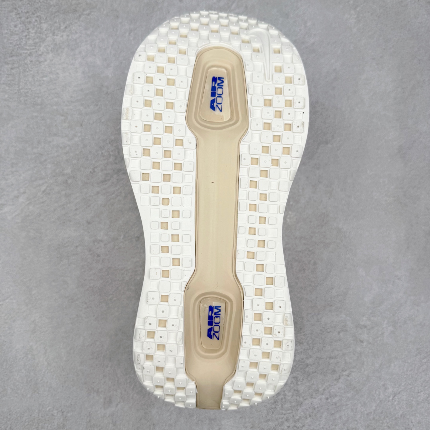 图片[9]-NK Pegasus Premium 飞马全掌气垫跑步运动鞋 FN8453-025 气垫的究极进化 NIKE 2025S 新王炸 • 在特有Air科技加持下，耐克带来全新Pegasus Premium。这款跑鞋在传承耐克飞马（Pegasus）系列标志性的缓震功能的同时，将首次搭载耐克的塑型可视化Air Zoom气垫单元。• 塑型Air Zoom气垫单元贴合脚部的自然轮廓，帮助跑者在从后跟到脚趾的过渡中能够有效传递力量，带来一种前所未有的轻盈、顺畅回馈体验。中底采用ZoomX泡绵，后跟则使用ReactX泡绵，为跑者提供稳定流畅的推进感。• 塑型可视化Air Zoom气垫单元和精心配置的泡绵组合，让Pegasus Premium成为耐克飞马系列中颇具能量回馈的鞋款。• 全新Pegasus Premium不仅展示了耐克势头强劲的创新周期，证明了其特有的Air科技的强大实力，更体现了耐克倾听和服务运动员的能力。尺码：36 36.5 37.5 38 38.5 39 40 40.5 41 42 42.5 43 44 44.5 45-选品中心