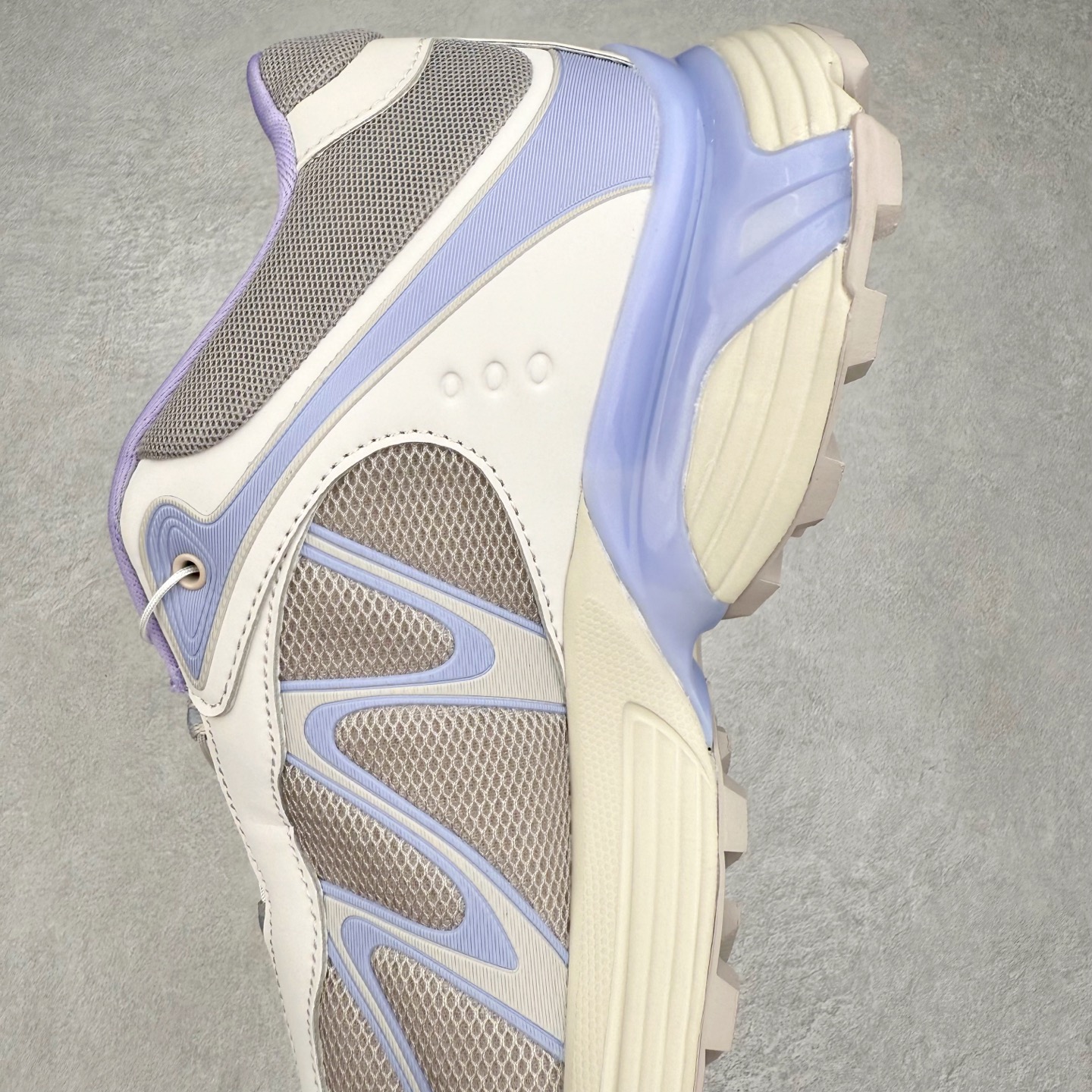 图片[7]-＃GX SALOMON XT-WHISPER 萨洛蒙圆头防滑耐磨低帮休闲越野训练城市通勤跑步鞋 男女同款 浅棕色 纯原外贸平台特供订单 耗时半年巨作 全套原纸板楦头开发 原厂特供网布配套加持 确保原汁原味 完美呈现版型 原档数据独家私模五层组合大底 男女鞋同步官方开发至46.5 原装Ortholite轻量化鞋垫 中底布带钢印编号 原厂TPU锁扣 进口港宝加持 后跟自然饱满 还原公司包裹性 鞋面以“锯齿”状的包裹系统呈现 在基色底之下加入了各种色点缀 将公司的最新技术和时尚前卫的造型融入耐用的长跑款式中 鞋面由 TPU 薄膜制成 并焊接在高耐磨网眼上 使其既时尚又坚固 由 ACS底盘支撑 可增强稳定性和支撑力 以及由橡胶凸耳 Contragrip外底覆盖的 EVA 缓冲中底 旨在应对崎岖的地形 鞋舌上的彩色Salomon 标签、Quicklace 系统以及鞋头、鞋舌和鞋跟上的附加品牌使细节更加完美 让穿着者可以轻松驾驭户外与通勤下的任何运动生活场景 无缝鞋身户外随意纵横 颜值与脚感兼备 出街通勤 绝对非常吸睛 你值得拥有 尺码：36 36.5 37.5 38 38.5 39 40 40.5 41 42 42.5 43 44 44.5 45 46 46.5 注意：偏小1码-选品中心