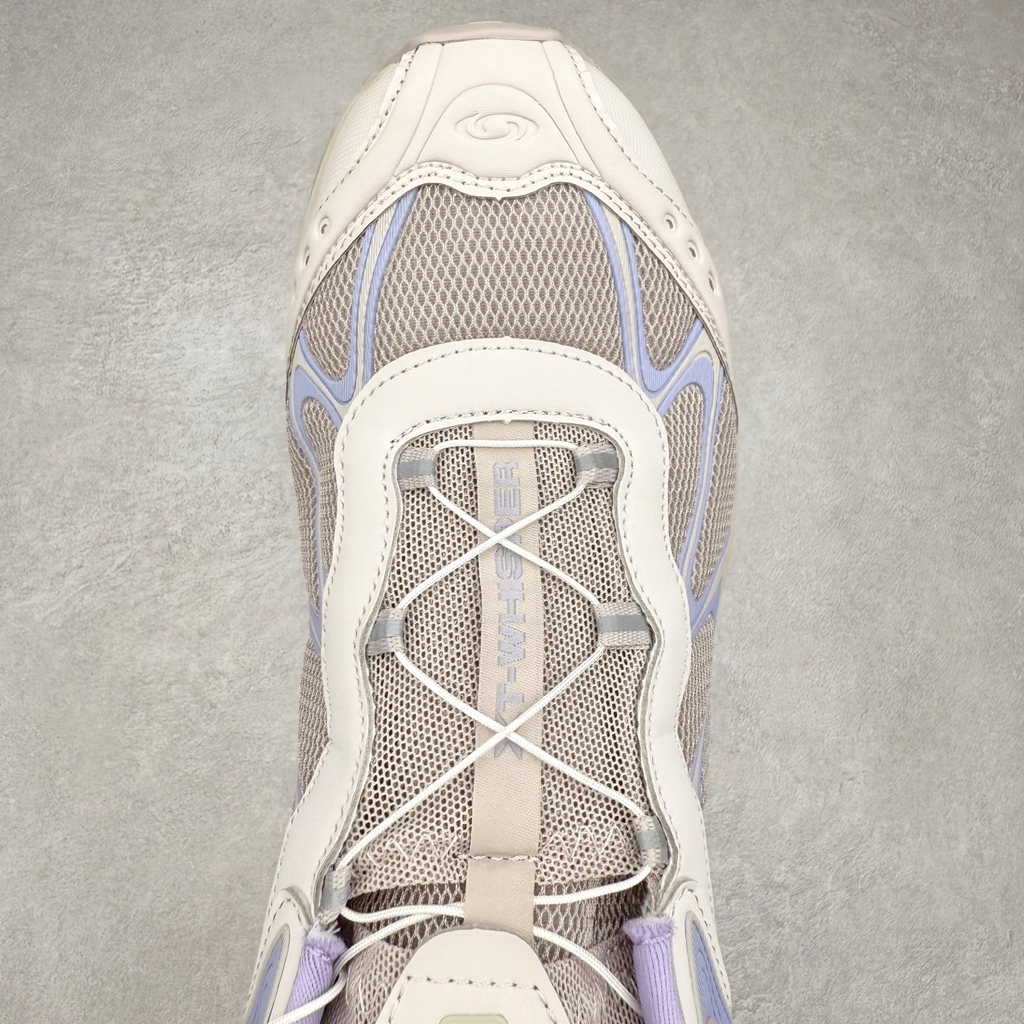 图片[4]-＃GX SALOMON XT-WHISPER 萨洛蒙圆头防滑耐磨低帮休闲越野训练城市通勤跑步鞋 男女同款 浅棕色 纯原外贸平台特供订单 耗时半年巨作 全套原纸板楦头开发 原厂特供网布配套加持 确保原汁原味 完美呈现版型 原档数据独家私模五层组合大底 男女鞋同步官方开发至46.5 原装Ortholite轻量化鞋垫 中底布带钢印编号 原厂TPU锁扣 进口港宝加持 后跟自然饱满 还原公司包裹性 鞋面以“锯齿”状的包裹系统呈现 在基色底之下加入了各种色点缀 将公司的最新技术和时尚前卫的造型融入耐用的长跑款式中 鞋面由 TPU 薄膜制成 并焊接在高耐磨网眼上 使其既时尚又坚固 由 ACS底盘支撑 可增强稳定性和支撑力 以及由橡胶凸耳 Contragrip外底覆盖的 EVA 缓冲中底 旨在应对崎岖的地形 鞋舌上的彩色Salomon 标签、Quicklace 系统以及鞋头、鞋舌和鞋跟上的附加品牌使细节更加完美 让穿着者可以轻松驾驭户外与通勤下的任何运动生活场景 无缝鞋身户外随意纵横 颜值与脚感兼备 出街通勤 绝对非常吸睛 你值得拥有 尺码：36 36.5 37.5 38 38.5 39 40 40.5 41 42 42.5 43 44 44.5 45 46 46.5 注意：偏小1码-选品中心