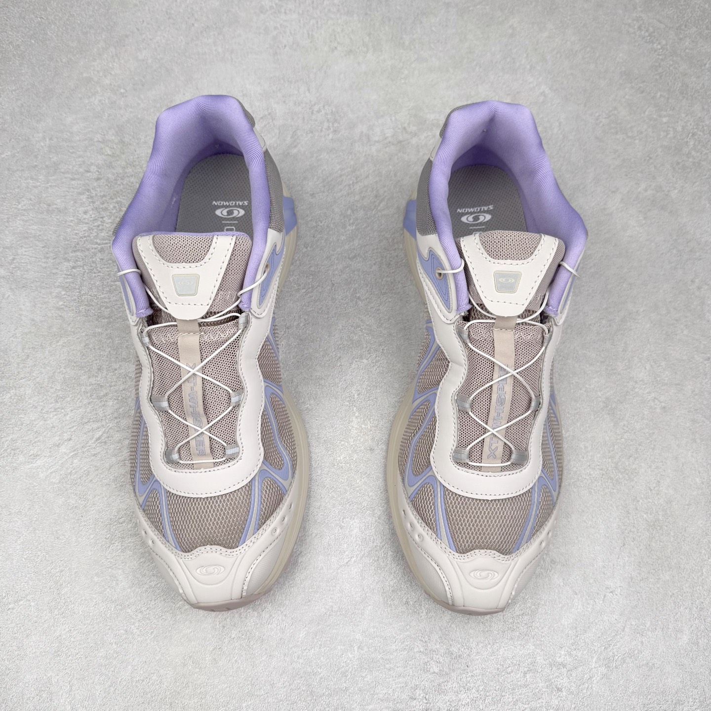 图片[2]-＃GX SALOMON XT-WHISPER 萨洛蒙圆头防滑耐磨低帮休闲越野训练城市通勤跑步鞋 男女同款 浅棕色 纯原外贸平台特供订单 耗时半年巨作 全套原纸板楦头开发 原厂特供网布配套加持 确保原汁原味 完美呈现版型 原档数据独家私模五层组合大底 男女鞋同步官方开发至46.5 原装Ortholite轻量化鞋垫 中底布带钢印编号 原厂TPU锁扣 进口港宝加持 后跟自然饱满 还原公司包裹性 鞋面以“锯齿”状的包裹系统呈现 在基色底之下加入了各种色点缀 将公司的最新技术和时尚前卫的造型融入耐用的长跑款式中 鞋面由 TPU 薄膜制成 并焊接在高耐磨网眼上 使其既时尚又坚固 由 ACS底盘支撑 可增强稳定性和支撑力 以及由橡胶凸耳 Contragrip外底覆盖的 EVA 缓冲中底 旨在应对崎岖的地形 鞋舌上的彩色Salomon 标签、Quicklace 系统以及鞋头、鞋舌和鞋跟上的附加品牌使细节更加完美 让穿着者可以轻松驾驭户外与通勤下的任何运动生活场景 无缝鞋身户外随意纵横 颜值与脚感兼备 出街通勤 绝对非常吸睛 你值得拥有 尺码：36 36.5 37.5 38 38.5 39 40 40.5 41 42 42.5 43 44 44.5 45 46 46.5 注意：偏小1码-选品中心