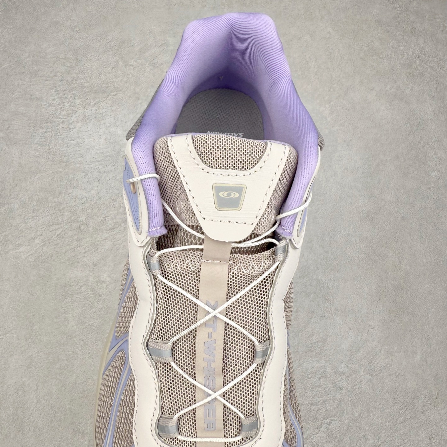 图片[5]-＃GX SALOMON XT-WHISPER 萨洛蒙圆头防滑耐磨低帮休闲越野训练城市通勤跑步鞋 男女同款 浅棕色 纯原外贸平台特供订单 耗时半年巨作 全套原纸板楦头开发 原厂特供网布配套加持 确保原汁原味 完美呈现版型 原档数据独家私模五层组合大底 男女鞋同步官方开发至46.5 原装Ortholite轻量化鞋垫 中底布带钢印编号 原厂TPU锁扣 进口港宝加持 后跟自然饱满 还原公司包裹性 鞋面以“锯齿”状的包裹系统呈现 在基色底之下加入了各种色点缀 将公司的最新技术和时尚前卫的造型融入耐用的长跑款式中 鞋面由 TPU 薄膜制成 并焊接在高耐磨网眼上 使其既时尚又坚固 由 ACS底盘支撑 可增强稳定性和支撑力 以及由橡胶凸耳 Contragrip外底覆盖的 EVA 缓冲中底 旨在应对崎岖的地形 鞋舌上的彩色Salomon 标签、Quicklace 系统以及鞋头、鞋舌和鞋跟上的附加品牌使细节更加完美 让穿着者可以轻松驾驭户外与通勤下的任何运动生活场景 无缝鞋身户外随意纵横 颜值与脚感兼备 出街通勤 绝对非常吸睛 你值得拥有 尺码：36 36.5 37.5 38 38.5 39 40 40.5 41 42 42.5 43 44 44.5 45 46 46.5 注意：偏小1码-选品中心