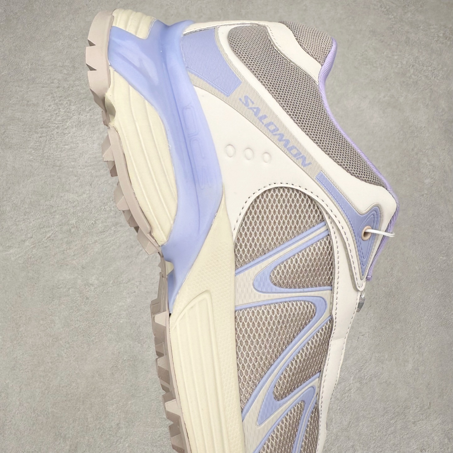 图片[6]-＃GX SALOMON XT-WHISPER 萨洛蒙圆头防滑耐磨低帮休闲越野训练城市通勤跑步鞋 男女同款 浅棕色 纯原外贸平台特供订单 耗时半年巨作 全套原纸板楦头开发 原厂特供网布配套加持 确保原汁原味 完美呈现版型 原档数据独家私模五层组合大底 男女鞋同步官方开发至46.5 原装Ortholite轻量化鞋垫 中底布带钢印编号 原厂TPU锁扣 进口港宝加持 后跟自然饱满 还原公司包裹性 鞋面以“锯齿”状的包裹系统呈现 在基色底之下加入了各种色点缀 将公司的最新技术和时尚前卫的造型融入耐用的长跑款式中 鞋面由 TPU 薄膜制成 并焊接在高耐磨网眼上 使其既时尚又坚固 由 ACS底盘支撑 可增强稳定性和支撑力 以及由橡胶凸耳 Contragrip外底覆盖的 EVA 缓冲中底 旨在应对崎岖的地形 鞋舌上的彩色Salomon 标签、Quicklace 系统以及鞋头、鞋舌和鞋跟上的附加品牌使细节更加完美 让穿着者可以轻松驾驭户外与通勤下的任何运动生活场景 无缝鞋身户外随意纵横 颜值与脚感兼备 出街通勤 绝对非常吸睛 你值得拥有 尺码：36 36.5 37.5 38 38.5 39 40 40.5 41 42 42.5 43 44 44.5 45 46 46.5 注意：偏小1码-选品中心