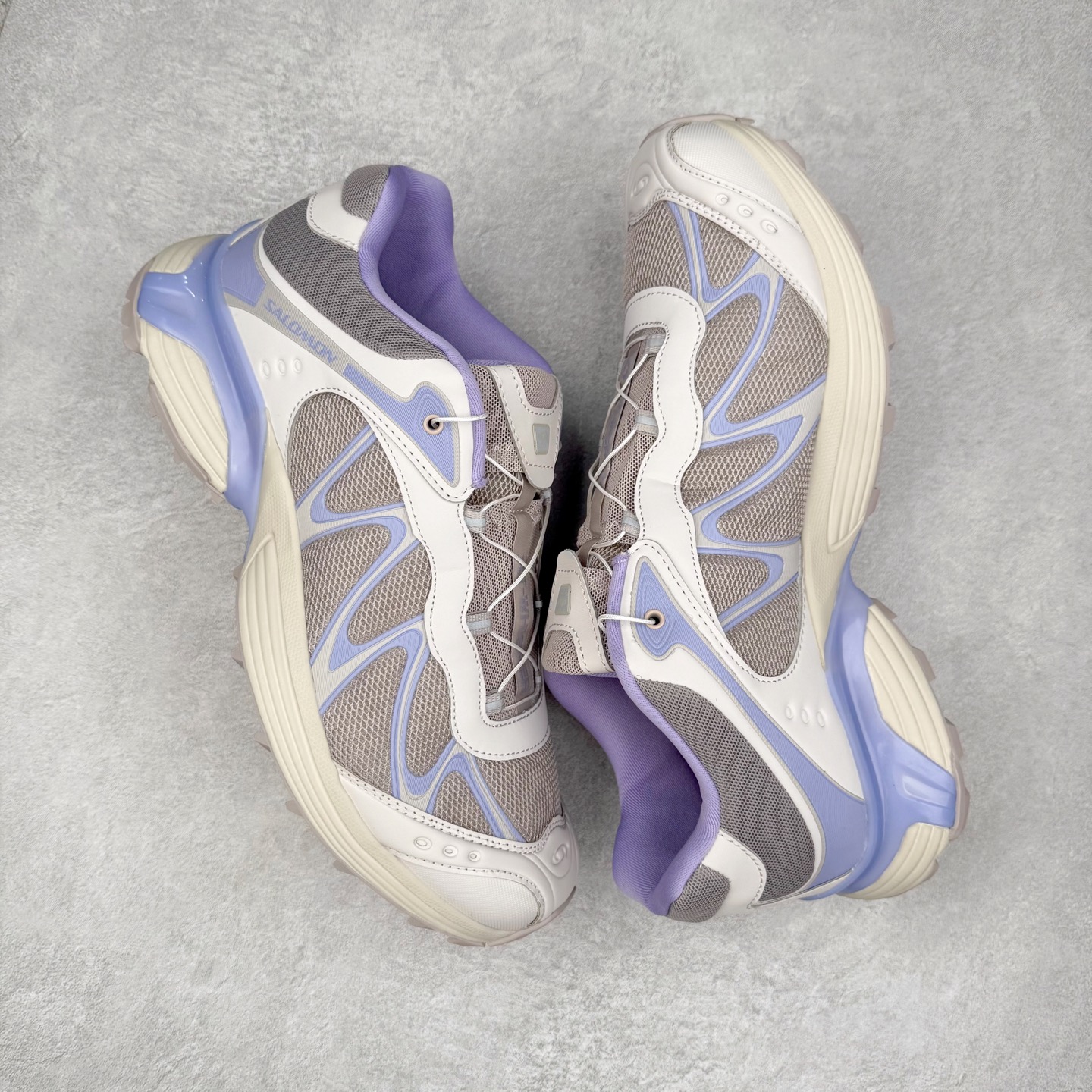 图片[3]-＃GX SALOMON XT-WHISPER 萨洛蒙圆头防滑耐磨低帮休闲越野训练城市通勤跑步鞋 男女同款 浅棕色 纯原外贸平台特供订单 耗时半年巨作 全套原纸板楦头开发 原厂特供网布配套加持 确保原汁原味 完美呈现版型 原档数据独家私模五层组合大底 男女鞋同步官方开发至46.5 原装Ortholite轻量化鞋垫 中底布带钢印编号 原厂TPU锁扣 进口港宝加持 后跟自然饱满 还原公司包裹性 鞋面以“锯齿”状的包裹系统呈现 在基色底之下加入了各种色点缀 将公司的最新技术和时尚前卫的造型融入耐用的长跑款式中 鞋面由 TPU 薄膜制成 并焊接在高耐磨网眼上 使其既时尚又坚固 由 ACS底盘支撑 可增强稳定性和支撑力 以及由橡胶凸耳 Contragrip外底覆盖的 EVA 缓冲中底 旨在应对崎岖的地形 鞋舌上的彩色Salomon 标签、Quicklace 系统以及鞋头、鞋舌和鞋跟上的附加品牌使细节更加完美 让穿着者可以轻松驾驭户外与通勤下的任何运动生活场景 无缝鞋身户外随意纵横 颜值与脚感兼备 出街通勤 绝对非常吸睛 你值得拥有 尺码：36 36.5 37.5 38 38.5 39 40 40.5 41 42 42.5 43 44 44.5 45 46 46.5 注意：偏小1码-选品中心