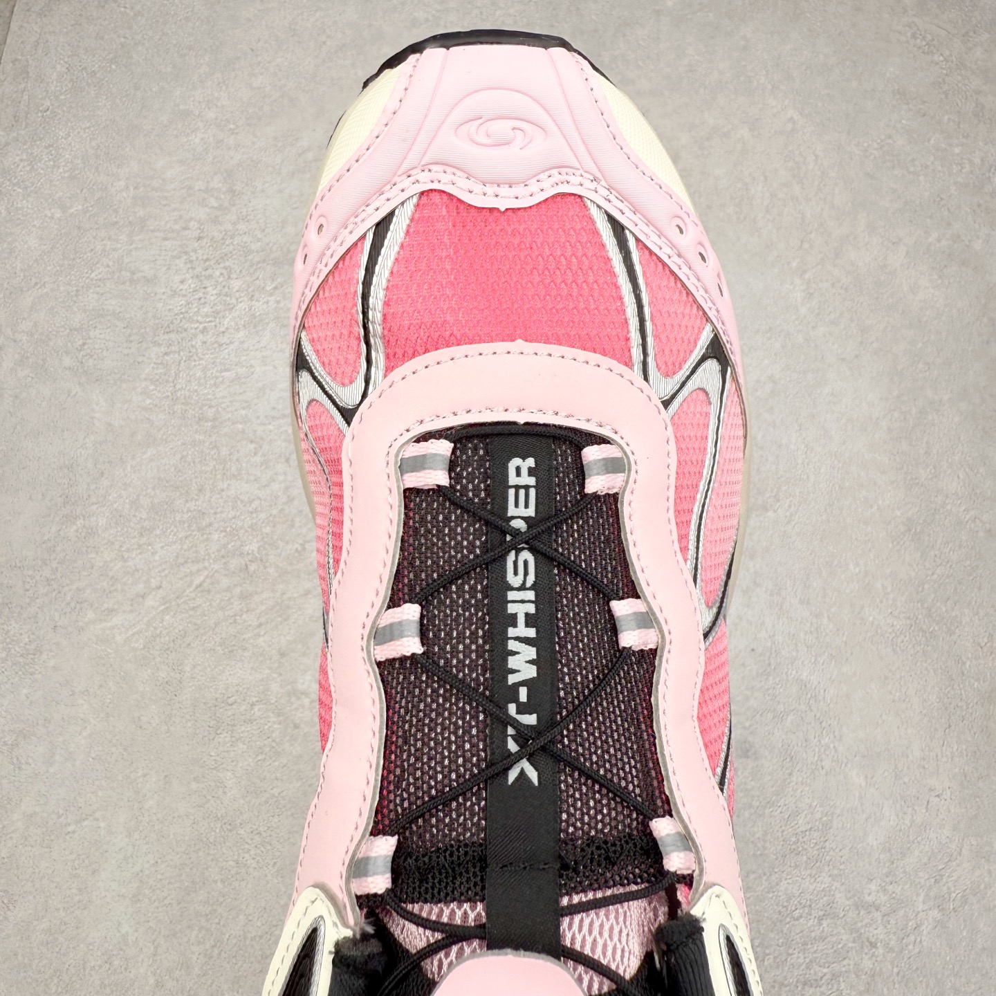 图片[4]-＃GX SALOMON XT-WHISPER 萨洛蒙圆头防滑耐磨低帮休闲越野训练城市通勤跑步鞋 男女同款 浅棕色 纯原外贸平台特供订单 耗时半年巨作 全套原纸板楦头开发 原厂特供网布配套加持 确保原汁原味 完美呈现版型 原档数据独家私模五层组合大底 男女鞋同步官方开发至46.5 原装Ortholite轻量化鞋垫 中底布带钢印编号 原厂TPU锁扣 进口港宝加持 后跟自然饱满 还原公司包裹性 鞋面以“锯齿”状的包裹系统呈现 在基色底之下加入了各种色点缀 将公司的最新技术和时尚前卫的造型融入耐用的长跑款式中 鞋面由 TPU 薄膜制成 并焊接在高耐磨网眼上 使其既时尚又坚固 由 ACS底盘支撑 可增强稳定性和支撑力 以及由橡胶凸耳 Contragrip外底覆盖的 EVA 缓冲中底 旨在应对崎岖的地形 鞋舌上的彩色Salomon 标签、Quicklace 系统以及鞋头、鞋舌和鞋跟上的附加品牌使细节更加完美 让穿着者可以轻松驾驭户外与通勤下的任何运动生活场景 无缝鞋身户外随意纵横 颜值与脚感兼备 出街通勤 绝对非常吸睛 你值得拥有 尺码：36 36.5 37.5 38 38.5 39 40 40.5 41 42 42.5 43 44 44.5 45 46 46.5 注意：偏小1码-选品中心