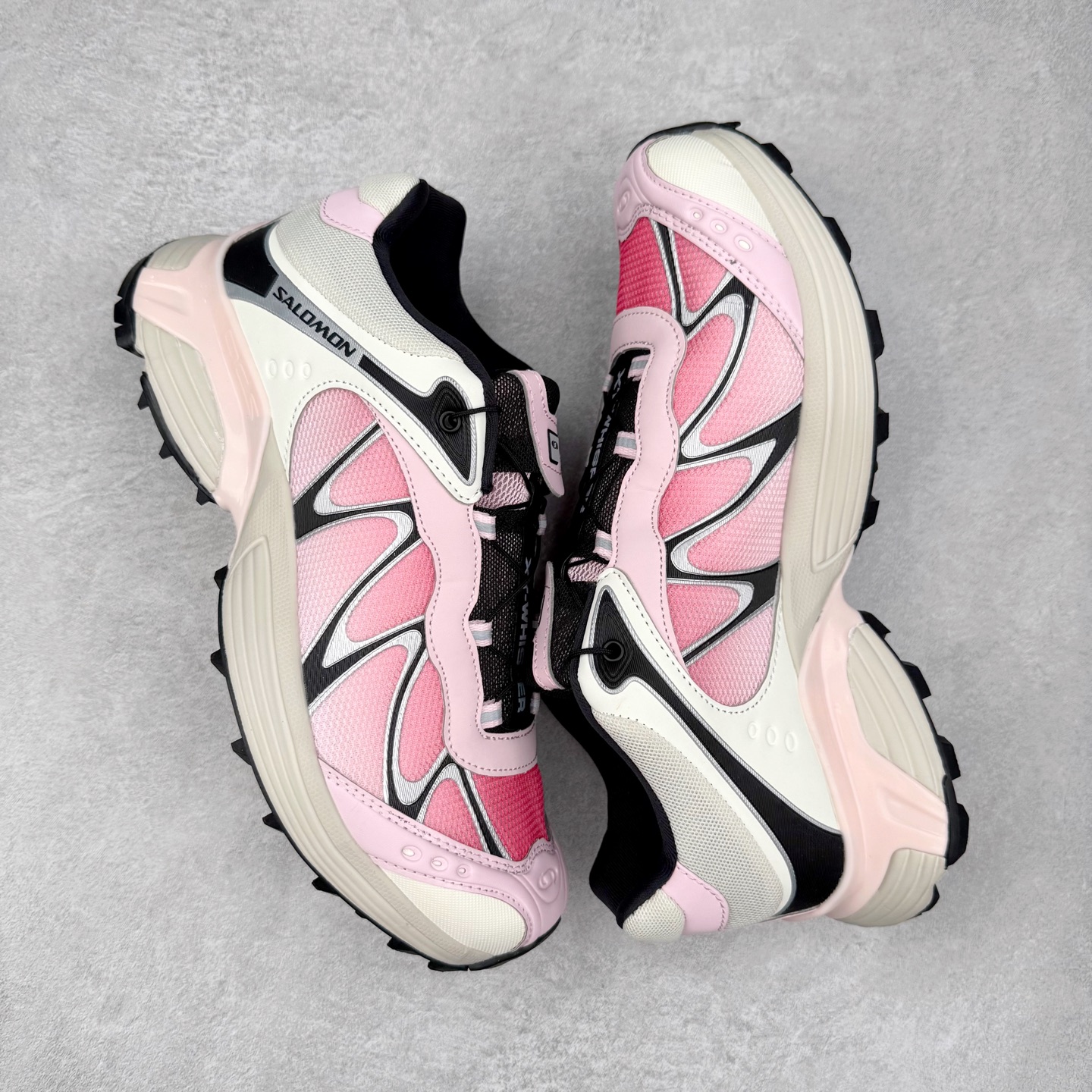 图片[3]-＃GX SALOMON XT-WHISPER 萨洛蒙圆头防滑耐磨低帮休闲越野训练城市通勤跑步鞋 男女同款 浅棕色 纯原外贸平台特供订单 耗时半年巨作 全套原纸板楦头开发 原厂特供网布配套加持 确保原汁原味 完美呈现版型 原档数据独家私模五层组合大底 男女鞋同步官方开发至46.5 原装Ortholite轻量化鞋垫 中底布带钢印编号 原厂TPU锁扣 进口港宝加持 后跟自然饱满 还原公司包裹性 鞋面以“锯齿”状的包裹系统呈现 在基色底之下加入了各种色点缀 将公司的最新技术和时尚前卫的造型融入耐用的长跑款式中 鞋面由 TPU 薄膜制成 并焊接在高耐磨网眼上 使其既时尚又坚固 由 ACS底盘支撑 可增强稳定性和支撑力 以及由橡胶凸耳 Contragrip外底覆盖的 EVA 缓冲中底 旨在应对崎岖的地形 鞋舌上的彩色Salomon 标签、Quicklace 系统以及鞋头、鞋舌和鞋跟上的附加品牌使细节更加完美 让穿着者可以轻松驾驭户外与通勤下的任何运动生活场景 无缝鞋身户外随意纵横 颜值与脚感兼备 出街通勤 绝对非常吸睛 你值得拥有 尺码：36 36.5 37.5 38 38.5 39 40 40.5 41 42 42.5 43 44 44.5 45 46 46.5 注意：偏小1码-选品中心