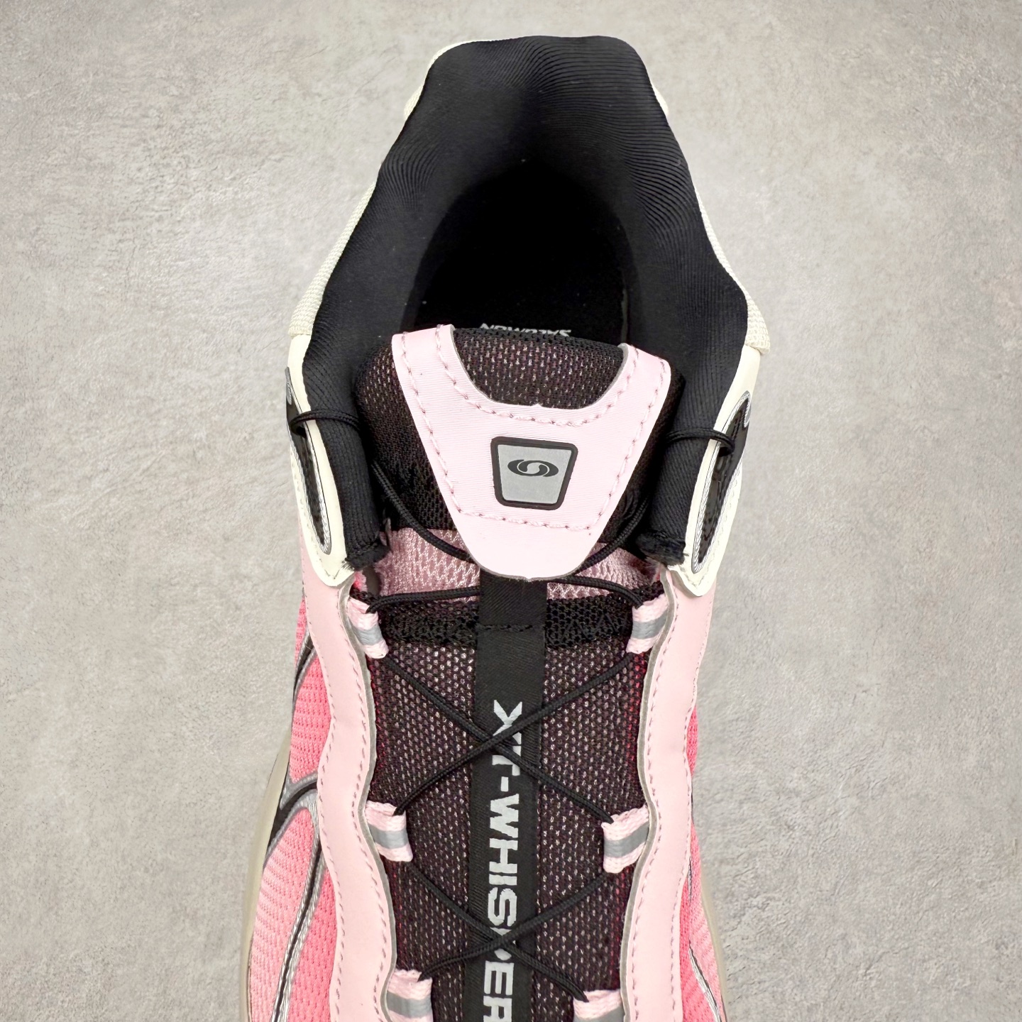 图片[5]-＃GX SALOMON XT-WHISPER 萨洛蒙圆头防滑耐磨低帮休闲越野训练城市通勤跑步鞋 男女同款 浅棕色 纯原外贸平台特供订单 耗时半年巨作 全套原纸板楦头开发 原厂特供网布配套加持 确保原汁原味 完美呈现版型 原档数据独家私模五层组合大底 男女鞋同步官方开发至46.5 原装Ortholite轻量化鞋垫 中底布带钢印编号 原厂TPU锁扣 进口港宝加持 后跟自然饱满 还原公司包裹性 鞋面以“锯齿”状的包裹系统呈现 在基色底之下加入了各种色点缀 将公司的最新技术和时尚前卫的造型融入耐用的长跑款式中 鞋面由 TPU 薄膜制成 并焊接在高耐磨网眼上 使其既时尚又坚固 由 ACS底盘支撑 可增强稳定性和支撑力 以及由橡胶凸耳 Contragrip外底覆盖的 EVA 缓冲中底 旨在应对崎岖的地形 鞋舌上的彩色Salomon 标签、Quicklace 系统以及鞋头、鞋舌和鞋跟上的附加品牌使细节更加完美 让穿着者可以轻松驾驭户外与通勤下的任何运动生活场景 无缝鞋身户外随意纵横 颜值与脚感兼备 出街通勤 绝对非常吸睛 你值得拥有 尺码：36 36.5 37.5 38 38.5 39 40 40.5 41 42 42.5 43 44 44.5 45 46 46.5 注意：偏小1码-选品中心