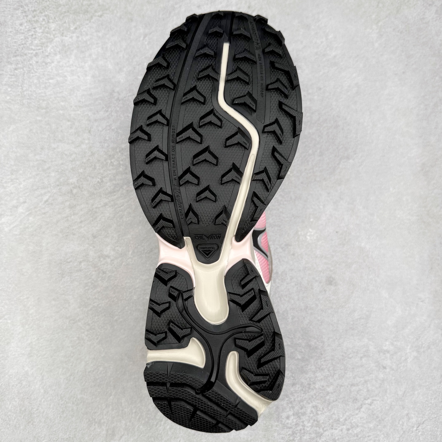 图片[9]-＃GX SALOMON XT-WHISPER 萨洛蒙圆头防滑耐磨低帮休闲越野训练城市通勤跑步鞋 男女同款 浅棕色 纯原外贸平台特供订单 耗时半年巨作 全套原纸板楦头开发 原厂特供网布配套加持 确保原汁原味 完美呈现版型 原档数据独家私模五层组合大底 男女鞋同步官方开发至46.5 原装Ortholite轻量化鞋垫 中底布带钢印编号 原厂TPU锁扣 进口港宝加持 后跟自然饱满 还原公司包裹性 鞋面以“锯齿”状的包裹系统呈现 在基色底之下加入了各种色点缀 将公司的最新技术和时尚前卫的造型融入耐用的长跑款式中 鞋面由 TPU 薄膜制成 并焊接在高耐磨网眼上 使其既时尚又坚固 由 ACS底盘支撑 可增强稳定性和支撑力 以及由橡胶凸耳 Contragrip外底覆盖的 EVA 缓冲中底 旨在应对崎岖的地形 鞋舌上的彩色Salomon 标签、Quicklace 系统以及鞋头、鞋舌和鞋跟上的附加品牌使细节更加完美 让穿着者可以轻松驾驭户外与通勤下的任何运动生活场景 无缝鞋身户外随意纵横 颜值与脚感兼备 出街通勤 绝对非常吸睛 你值得拥有 尺码：36 36.5 37.5 38 38.5 39 40 40.5 41 42 42.5 43 44 44.5 45 46 46.5 注意：偏小1码-选品中心