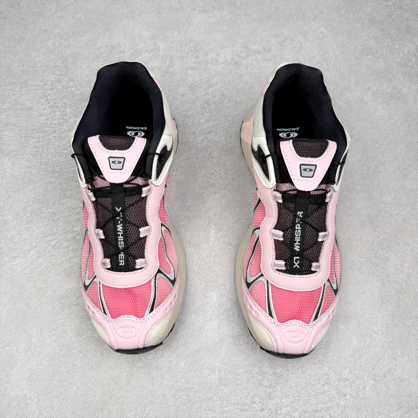 图片[2]-＃GX SALOMON XT-WHISPER 萨洛蒙圆头防滑耐磨低帮休闲越野训练城市通勤跑步鞋 男女同款 浅棕色 纯原外贸平台特供订单 耗时半年巨作 全套原纸板楦头开发 原厂特供网布配套加持 确保原汁原味 完美呈现版型 原档数据独家私模五层组合大底 男女鞋同步官方开发至46.5 原装Ortholite轻量化鞋垫 中底布带钢印编号 原厂TPU锁扣 进口港宝加持 后跟自然饱满 还原公司包裹性 鞋面以“锯齿”状的包裹系统呈现 在基色底之下加入了各种色点缀 将公司的最新技术和时尚前卫的造型融入耐用的长跑款式中 鞋面由 TPU 薄膜制成 并焊接在高耐磨网眼上 使其既时尚又坚固 由 ACS底盘支撑 可增强稳定性和支撑力 以及由橡胶凸耳 Contragrip外底覆盖的 EVA 缓冲中底 旨在应对崎岖的地形 鞋舌上的彩色Salomon 标签、Quicklace 系统以及鞋头、鞋舌和鞋跟上的附加品牌使细节更加完美 让穿着者可以轻松驾驭户外与通勤下的任何运动生活场景 无缝鞋身户外随意纵横 颜值与脚感兼备 出街通勤 绝对非常吸睛 你值得拥有 尺码：36 36.5 37.5 38 38.5 39 40 40.5 41 42 42.5 43 44 44.5 45 46 46.5 注意：偏小1码-选品中心