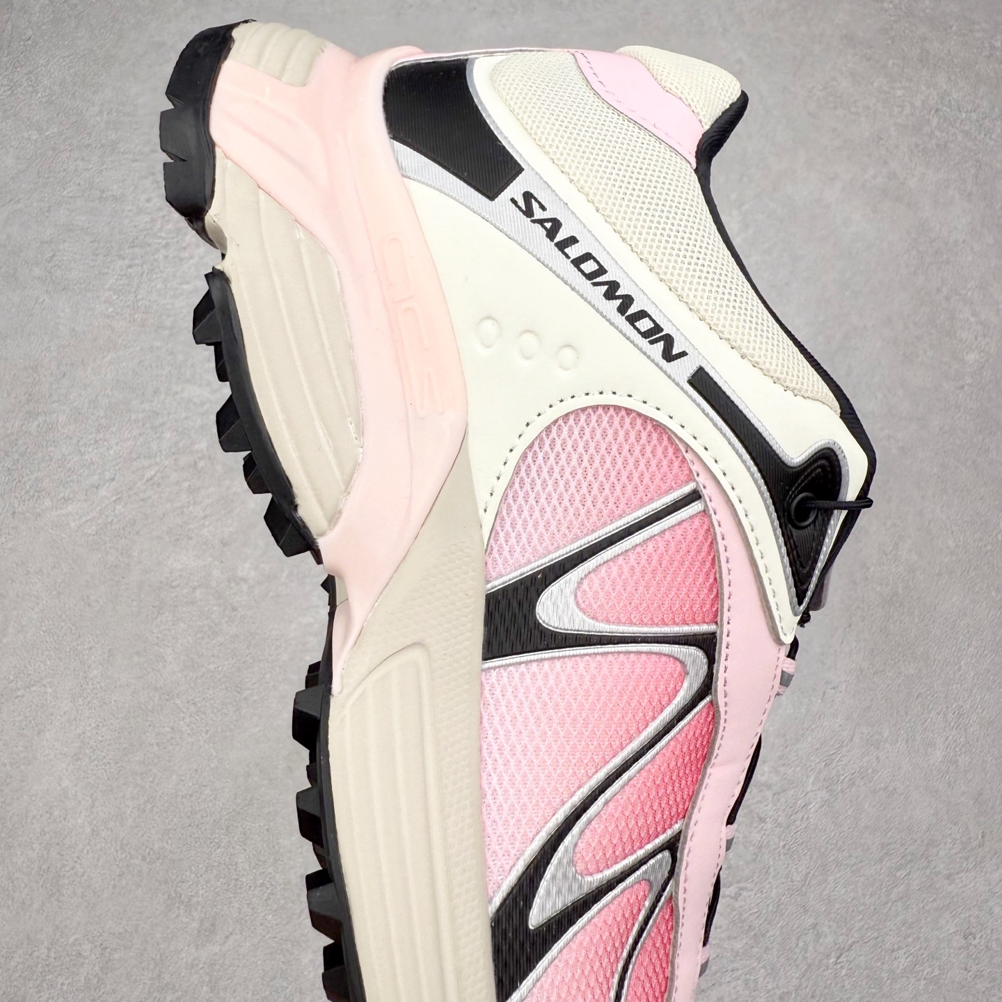 图片[6]-＃GX SALOMON XT-WHISPER 萨洛蒙圆头防滑耐磨低帮休闲越野训练城市通勤跑步鞋 男女同款 浅棕色 纯原外贸平台特供订单 耗时半年巨作 全套原纸板楦头开发 原厂特供网布配套加持 确保原汁原味 完美呈现版型 原档数据独家私模五层组合大底 男女鞋同步官方开发至46.5 原装Ortholite轻量化鞋垫 中底布带钢印编号 原厂TPU锁扣 进口港宝加持 后跟自然饱满 还原公司包裹性 鞋面以“锯齿”状的包裹系统呈现 在基色底之下加入了各种色点缀 将公司的最新技术和时尚前卫的造型融入耐用的长跑款式中 鞋面由 TPU 薄膜制成 并焊接在高耐磨网眼上 使其既时尚又坚固 由 ACS底盘支撑 可增强稳定性和支撑力 以及由橡胶凸耳 Contragrip外底覆盖的 EVA 缓冲中底 旨在应对崎岖的地形 鞋舌上的彩色Salomon 标签、Quicklace 系统以及鞋头、鞋舌和鞋跟上的附加品牌使细节更加完美 让穿着者可以轻松驾驭户外与通勤下的任何运动生活场景 无缝鞋身户外随意纵横 颜值与脚感兼备 出街通勤 绝对非常吸睛 你值得拥有 尺码：36 36.5 37.5 38 38.5 39 40 40.5 41 42 42.5 43 44 44.5 45 46 46.5 注意：偏小1码-选品中心