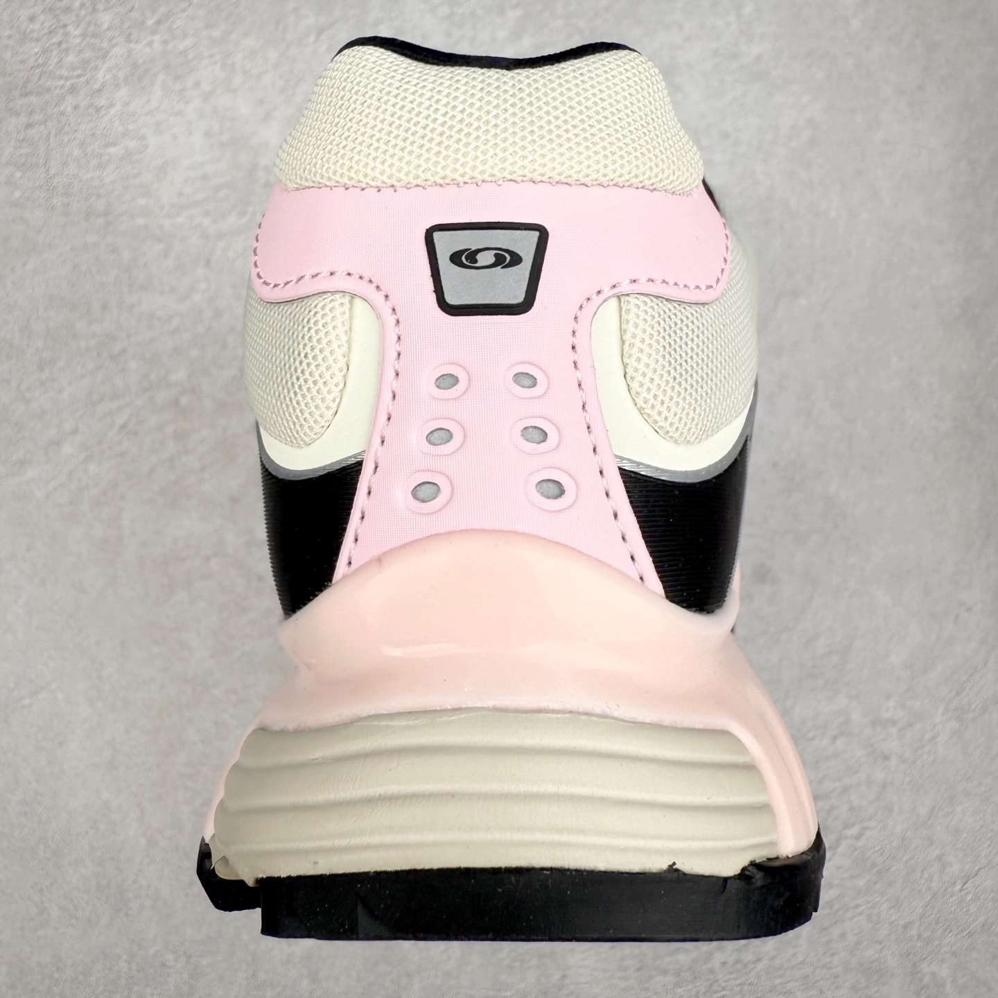 图片[8]-＃GX SALOMON XT-WHISPER 萨洛蒙圆头防滑耐磨低帮休闲越野训练城市通勤跑步鞋 男女同款 浅棕色 纯原外贸平台特供订单 耗时半年巨作 全套原纸板楦头开发 原厂特供网布配套加持 确保原汁原味 完美呈现版型 原档数据独家私模五层组合大底 男女鞋同步官方开发至46.5 原装Ortholite轻量化鞋垫 中底布带钢印编号 原厂TPU锁扣 进口港宝加持 后跟自然饱满 还原公司包裹性 鞋面以“锯齿”状的包裹系统呈现 在基色底之下加入了各种色点缀 将公司的最新技术和时尚前卫的造型融入耐用的长跑款式中 鞋面由 TPU 薄膜制成 并焊接在高耐磨网眼上 使其既时尚又坚固 由 ACS底盘支撑 可增强稳定性和支撑力 以及由橡胶凸耳 Contragrip外底覆盖的 EVA 缓冲中底 旨在应对崎岖的地形 鞋舌上的彩色Salomon 标签、Quicklace 系统以及鞋头、鞋舌和鞋跟上的附加品牌使细节更加完美 让穿着者可以轻松驾驭户外与通勤下的任何运动生活场景 无缝鞋身户外随意纵横 颜值与脚感兼备 出街通勤 绝对非常吸睛 你值得拥有 尺码：36 36.5 37.5 38 38.5 39 40 40.5 41 42 42.5 43 44 44.5 45 46 46.5 注意：偏小1码-选品中心