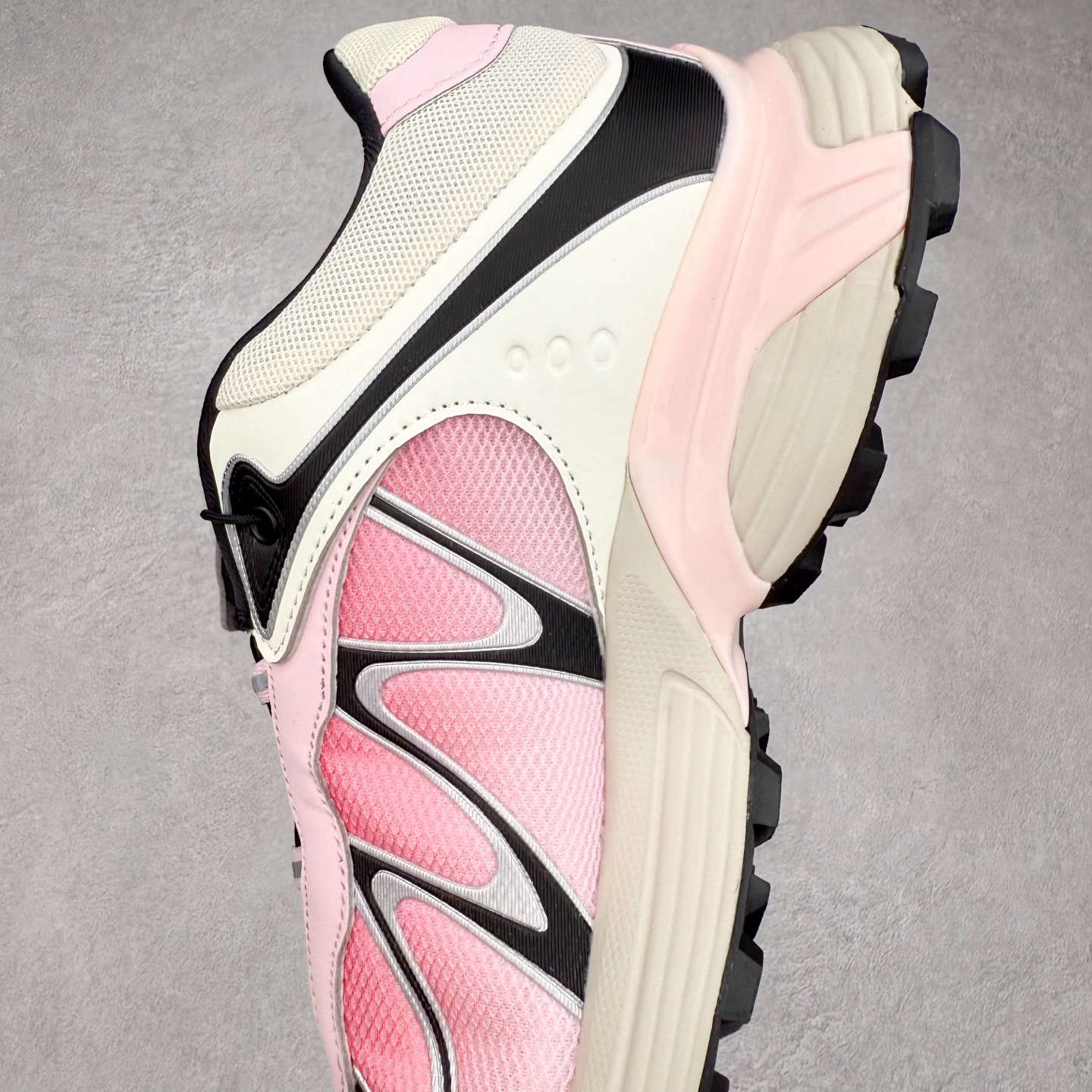 图片[7]-＃GX SALOMON XT-WHISPER 萨洛蒙圆头防滑耐磨低帮休闲越野训练城市通勤跑步鞋 男女同款 浅棕色 纯原外贸平台特供订单 耗时半年巨作 全套原纸板楦头开发 原厂特供网布配套加持 确保原汁原味 完美呈现版型 原档数据独家私模五层组合大底 男女鞋同步官方开发至46.5 原装Ortholite轻量化鞋垫 中底布带钢印编号 原厂TPU锁扣 进口港宝加持 后跟自然饱满 还原公司包裹性 鞋面以“锯齿”状的包裹系统呈现 在基色底之下加入了各种色点缀 将公司的最新技术和时尚前卫的造型融入耐用的长跑款式中 鞋面由 TPU 薄膜制成 并焊接在高耐磨网眼上 使其既时尚又坚固 由 ACS底盘支撑 可增强稳定性和支撑力 以及由橡胶凸耳 Contragrip外底覆盖的 EVA 缓冲中底 旨在应对崎岖的地形 鞋舌上的彩色Salomon 标签、Quicklace 系统以及鞋头、鞋舌和鞋跟上的附加品牌使细节更加完美 让穿着者可以轻松驾驭户外与通勤下的任何运动生活场景 无缝鞋身户外随意纵横 颜值与脚感兼备 出街通勤 绝对非常吸睛 你值得拥有 尺码：36 36.5 37.5 38 38.5 39 40 40.5 41 42 42.5 43 44 44.5 45 46 46.5 注意：偏小1码-选品中心