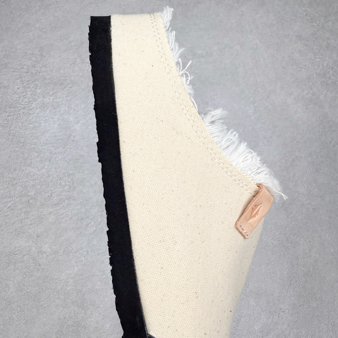 图片[6]-xVESSEL Cabin One 吴建豪同款头等舱复古帆布穆勒鞋休闲舒适包头拖鞋 男女同款 XVESSEL是一个将解构主义与标志性设计元素触合的品牌，自2017年推出标志性软木硫化帆布鞋，多年来以热点设计元素融合解构主义，呈现视角的潮流单品。自成立以来，XVESSEL已经与LANVIN、Marvel、奔驰、山本耀司、G-Shock、Readymade等国际品牌和时代人物展开合作。XVESSEL前缀中的x代表着大胆自信的冒险精神，VESSEL一词除了可以解释为船的意思外，也可以理解血管的含义。代表着品牌就像一艘无畏驶向未知的船，也像是人们生活中流动的血液。xVESSEL就是建立于自己的一个媒介，能够传达出自己对爱和个性的感受和看法。尺码：35 36 37 38 39 40 41 42 43 44 45-选品中心