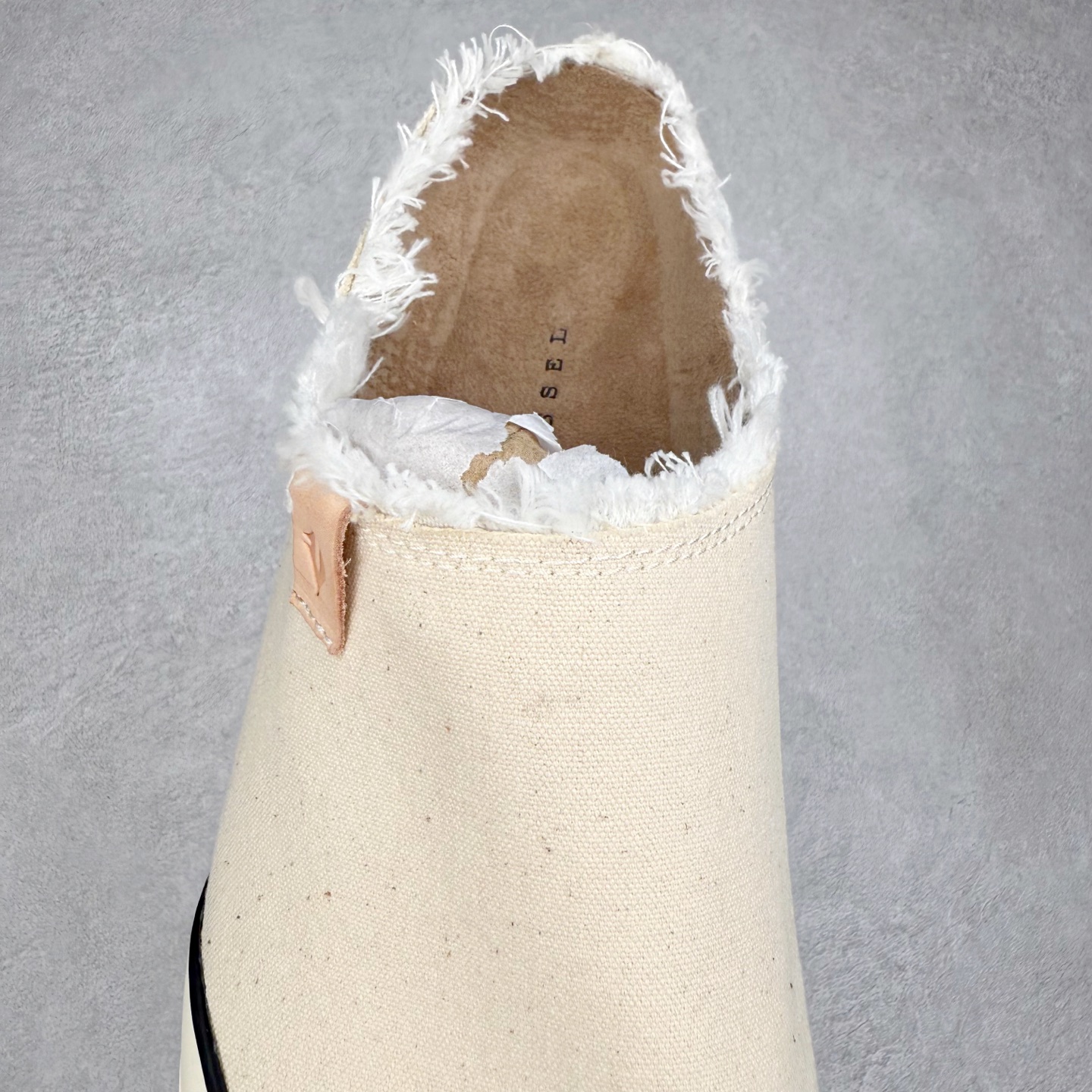 图片[5]-xVESSEL Cabin One 吴建豪同款头等舱复古帆布穆勒鞋休闲舒适包头拖鞋 男女同款 XVESSEL是一个将解构主义与标志性设计元素触合的品牌，自2017年推出标志性软木硫化帆布鞋，多年来以热点设计元素融合解构主义，呈现视角的潮流单品。自成立以来，XVESSEL已经与LANVIN、Marvel、奔驰、山本耀司、G-Shock、Readymade等国际品牌和时代人物展开合作。XVESSEL前缀中的x代表着大胆自信的冒险精神，VESSEL一词除了可以解释为船的意思外，也可以理解血管的含义。代表着品牌就像一艘无畏驶向未知的船，也像是人们生活中流动的血液。xVESSEL就是建立于自己的一个媒介，能够传达出自己对爱和个性的感受和看法。尺码：35 36 37 38 39 40 41 42 43 44 45-选品中心