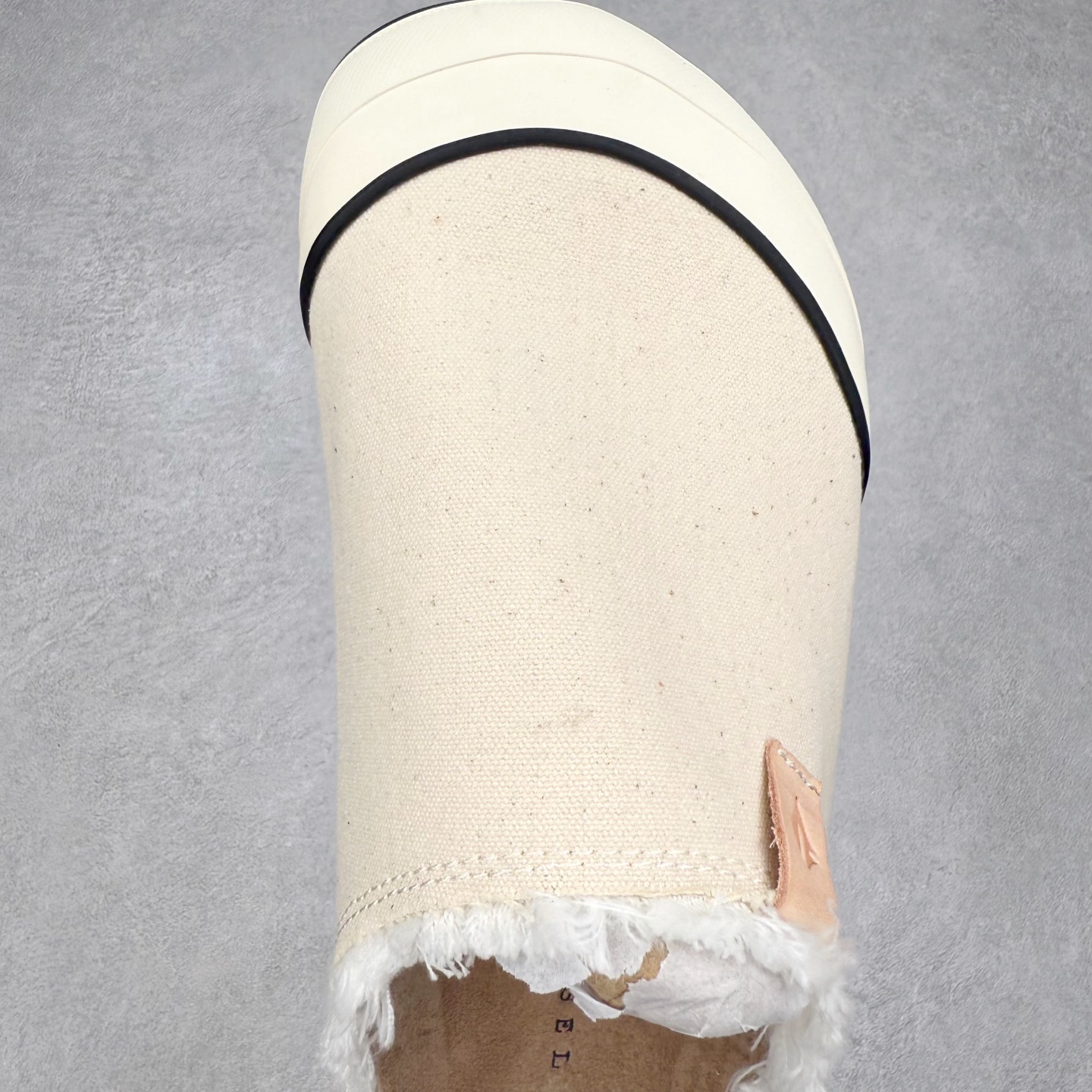 图片[4]-xVESSEL Cabin One 吴建豪同款头等舱复古帆布穆勒鞋休闲舒适包头拖鞋 男女同款 XVESSEL是一个将解构主义与标志性设计元素触合的品牌，自2017年推出标志性软木硫化帆布鞋，多年来以热点设计元素融合解构主义，呈现视角的潮流单品。自成立以来，XVESSEL已经与LANVIN、Marvel、奔驰、山本耀司、G-Shock、Readymade等国际品牌和时代人物展开合作。XVESSEL前缀中的x代表着大胆自信的冒险精神，VESSEL一词除了可以解释为船的意思外，也可以理解血管的含义。代表着品牌就像一艘无畏驶向未知的船，也像是人们生活中流动的血液。xVESSEL就是建立于自己的一个媒介，能够传达出自己对爱和个性的感受和看法。尺码：35 36 37 38 39 40 41 42 43 44 45-选品中心