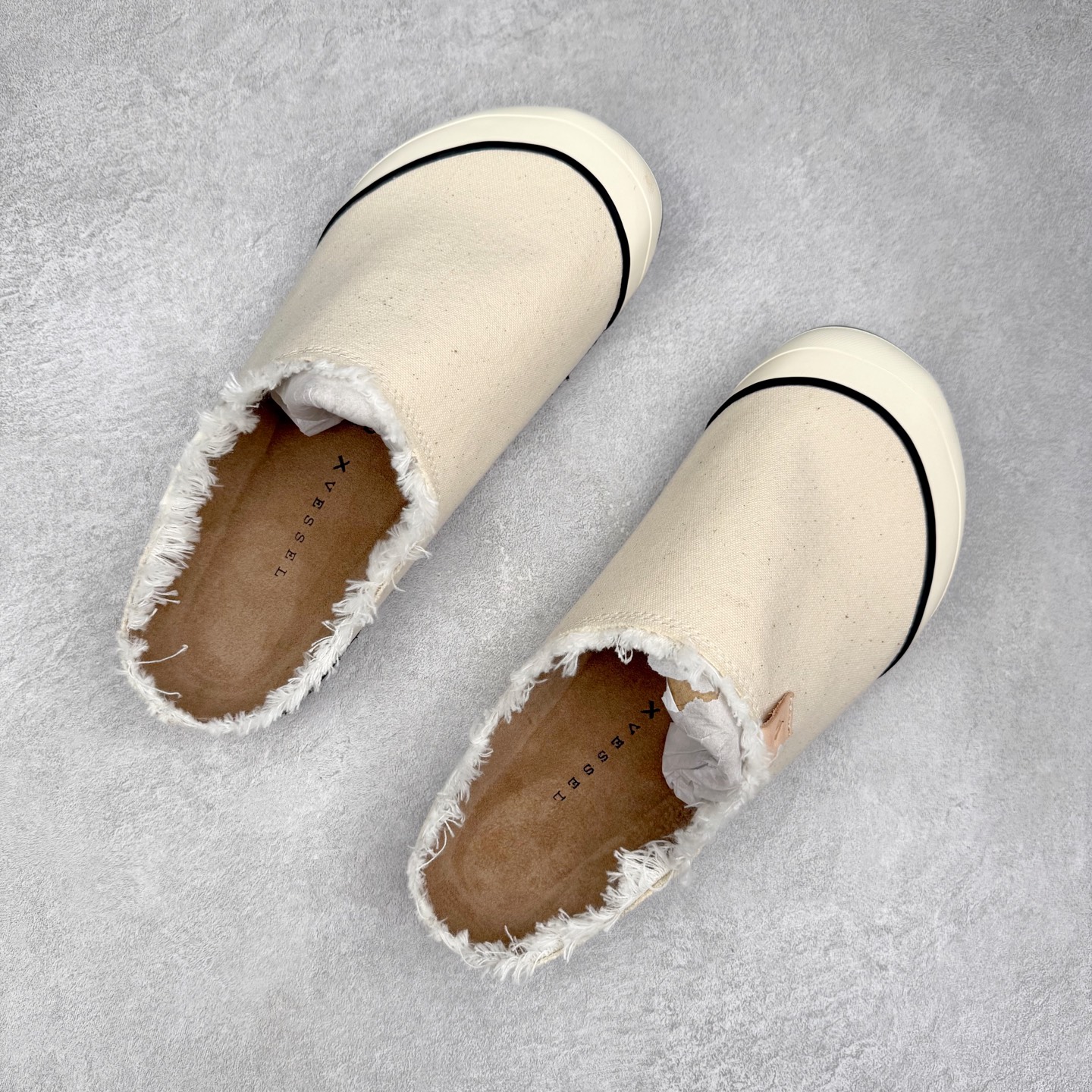 图片[3]-xVESSEL Cabin One 吴建豪同款头等舱复古帆布穆勒鞋休闲舒适包头拖鞋 男女同款 XVESSEL是一个将解构主义与标志性设计元素触合的品牌，自2017年推出标志性软木硫化帆布鞋，多年来以热点设计元素融合解构主义，呈现视角的潮流单品。自成立以来，XVESSEL已经与LANVIN、Marvel、奔驰、山本耀司、G-Shock、Readymade等国际品牌和时代人物展开合作。XVESSEL前缀中的x代表着大胆自信的冒险精神，VESSEL一词除了可以解释为船的意思外，也可以理解血管的含义。代表着品牌就像一艘无畏驶向未知的船，也像是人们生活中流动的血液。xVESSEL就是建立于自己的一个媒介，能够传达出自己对爱和个性的感受和看法。尺码：35 36 37 38 39 40 41 42 43 44 45-选品中心