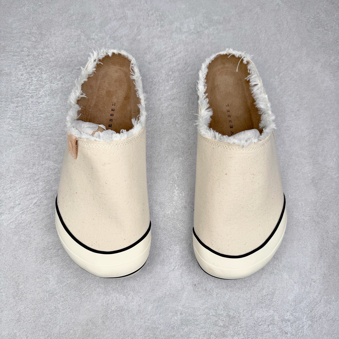 图片[2]-xVESSEL Cabin One 吴建豪同款头等舱复古帆布穆勒鞋休闲舒适包头拖鞋 男女同款 XVESSEL是一个将解构主义与标志性设计元素触合的品牌，自2017年推出标志性软木硫化帆布鞋，多年来以热点设计元素融合解构主义，呈现视角的潮流单品。自成立以来，XVESSEL已经与LANVIN、Marvel、奔驰、山本耀司、G-Shock、Readymade等国际品牌和时代人物展开合作。XVESSEL前缀中的x代表着大胆自信的冒险精神，VESSEL一词除了可以解释为船的意思外，也可以理解血管的含义。代表着品牌就像一艘无畏驶向未知的船，也像是人们生活中流动的血液。xVESSEL就是建立于自己的一个媒介，能够传达出自己对爱和个性的感受和看法。尺码：35 36 37 38 39 40 41 42 43 44 45-选品中心