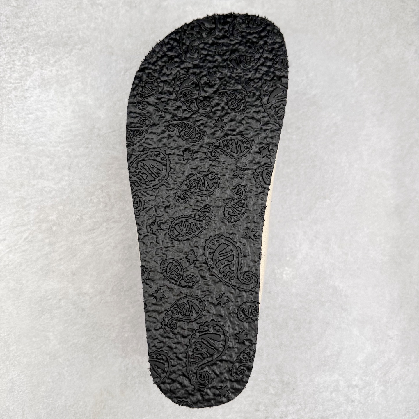 图片[9]-xVESSEL Cabin One 吴建豪同款头等舱复古帆布穆勒鞋休闲舒适包头拖鞋 男女同款 XVESSEL是一个将解构主义与标志性设计元素触合的品牌，自2017年推出标志性软木硫化帆布鞋，多年来以热点设计元素融合解构主义，呈现视角的潮流单品。自成立以来，XVESSEL已经与LANVIN、Marvel、奔驰、山本耀司、G-Shock、Readymade等国际品牌和时代人物展开合作。XVESSEL前缀中的x代表着大胆自信的冒险精神，VESSEL一词除了可以解释为船的意思外，也可以理解血管的含义。代表着品牌就像一艘无畏驶向未知的船，也像是人们生活中流动的血液。xVESSEL就是建立于自己的一个媒介，能够传达出自己对爱和个性的感受和看法。尺码：35 36 37 38 39 40 41 42 43 44 45-选品中心