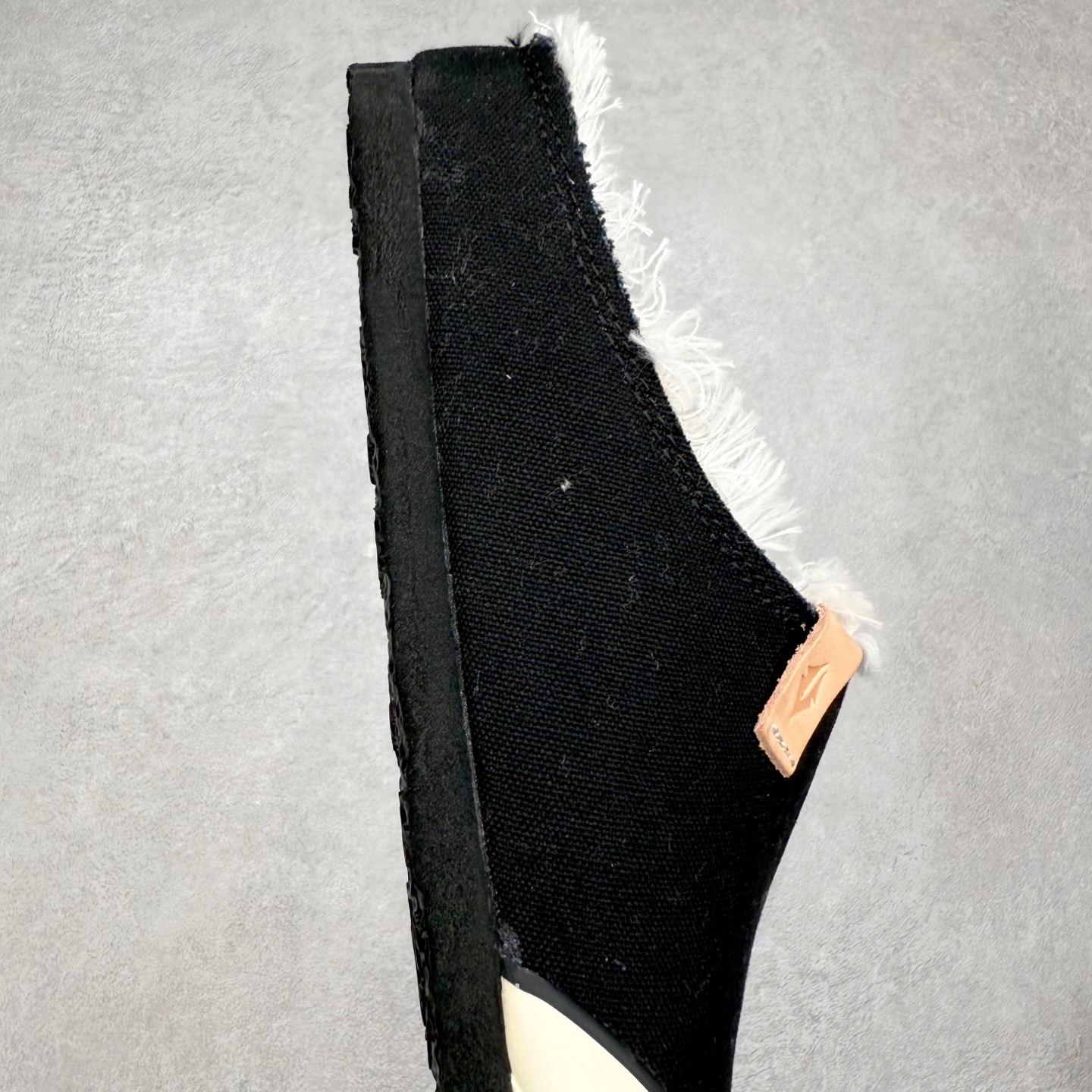 图片[6]-xVESSEL Cabin One 吴建豪同款头等舱复古帆布穆勒鞋休闲舒适包头拖鞋 男女同款 XVESSEL是一个将解构主义与标志性设计元素触合的品牌，自2017年推出标志性软木硫化帆布鞋，多年来以热点设计元素融合解构主义，呈现视角的潮流单品。自成立以来，XVESSEL已经与LANVIN、Marvel、奔驰、山本耀司、G-Shock、Readymade等国际品牌和时代人物展开合作。XVESSEL前缀中的x代表着大胆自信的冒险精神，VESSEL一词除了可以解释为船的意思外，也可以理解血管的含义。代表着品牌就像一艘无畏驶向未知的船，也像是人们生活中流动的血液。xVESSEL就是建立于自己的一个媒介，能够传达出自己对爱和个性的感受和看法。尺码：35 36 37 38 39 40 41 42 43 44 45-选品中心