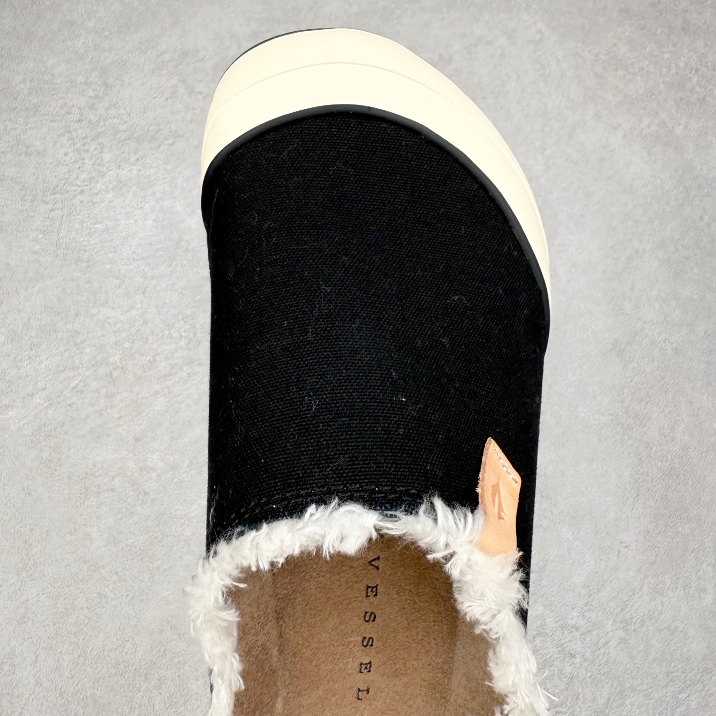 图片[4]-xVESSEL Cabin One 吴建豪同款头等舱复古帆布穆勒鞋休闲舒适包头拖鞋 男女同款 XVESSEL是一个将解构主义与标志性设计元素触合的品牌，自2017年推出标志性软木硫化帆布鞋，多年来以热点设计元素融合解构主义，呈现视角的潮流单品。自成立以来，XVESSEL已经与LANVIN、Marvel、奔驰、山本耀司、G-Shock、Readymade等国际品牌和时代人物展开合作。XVESSEL前缀中的x代表着大胆自信的冒险精神，VESSEL一词除了可以解释为船的意思外，也可以理解血管的含义。代表着品牌就像一艘无畏驶向未知的船，也像是人们生活中流动的血液。xVESSEL就是建立于自己的一个媒介，能够传达出自己对爱和个性的感受和看法。尺码：35 36 37 38 39 40 41 42 43 44 45-选品中心